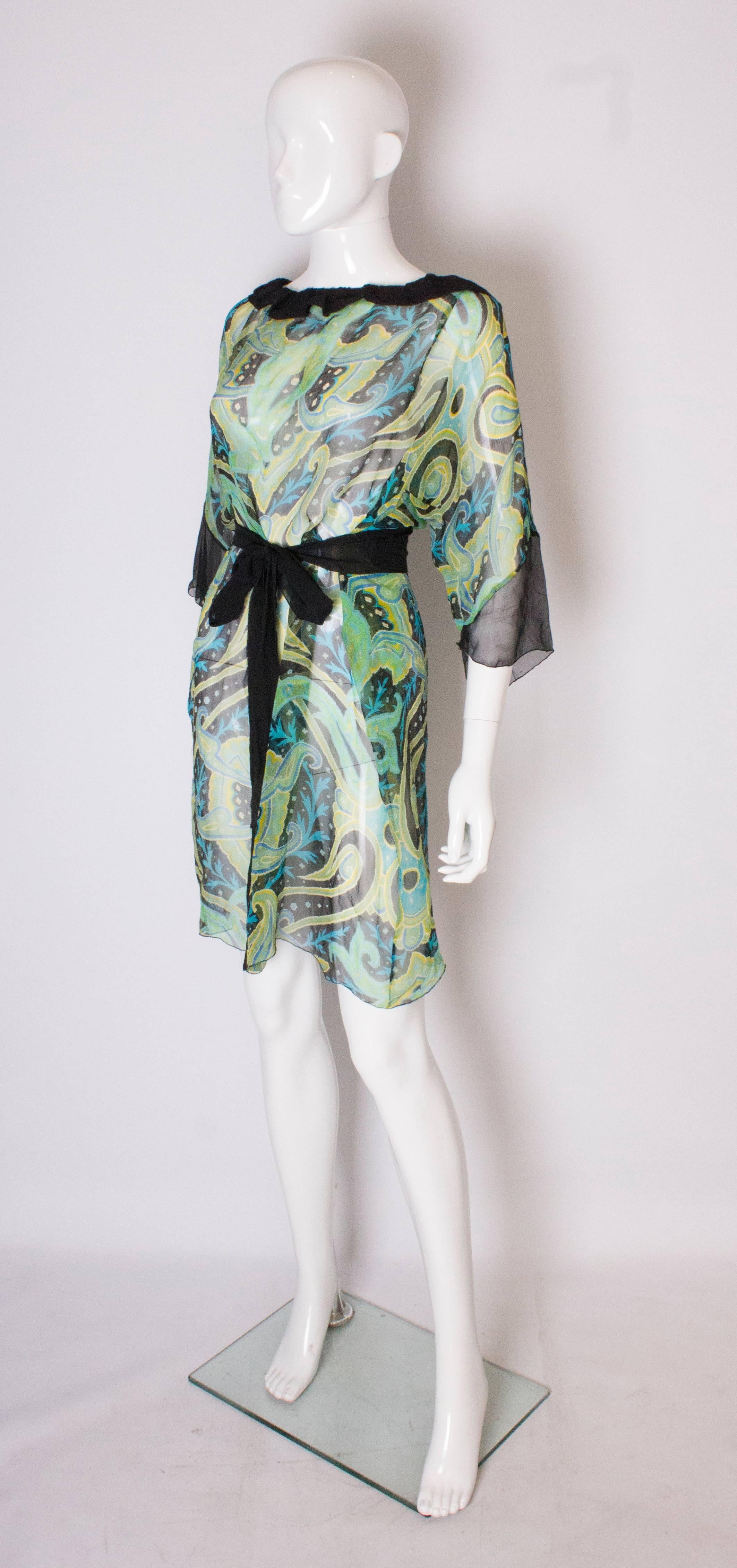 Vintage 1970er Jahre abstrakt bedrucktes Sommer-Strandkleid aus Seide (Grau) im Angebot