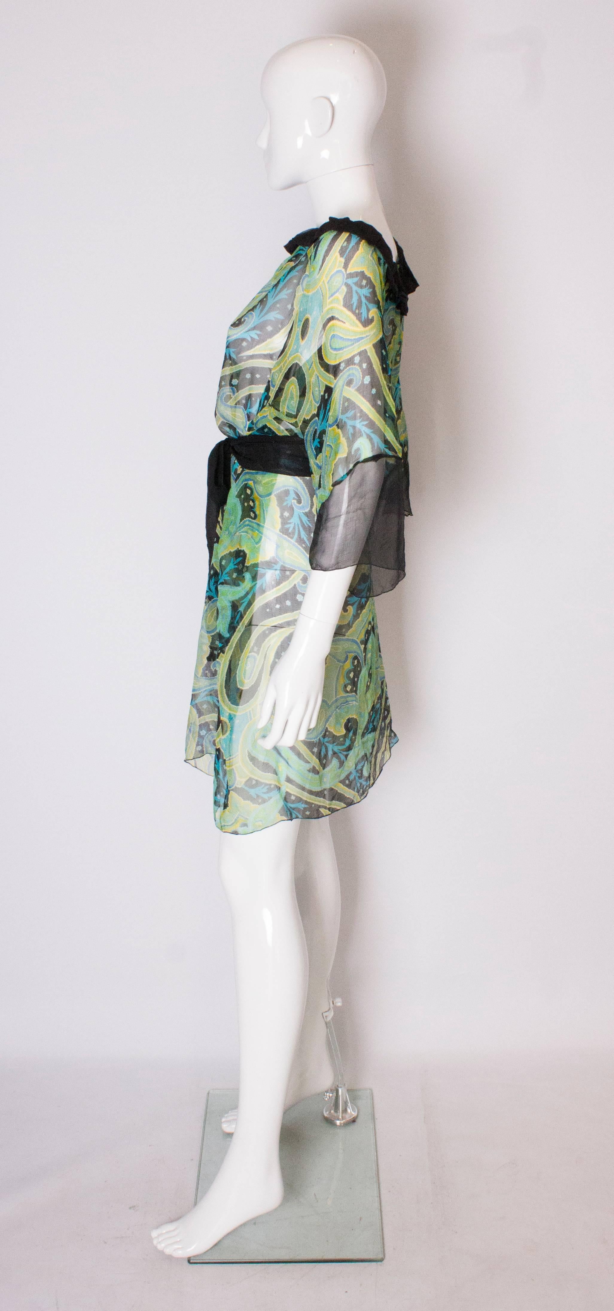 Vintage 1970er Jahre abstrakt bedrucktes Sommer-Strandkleid aus Seide Damen im Angebot
