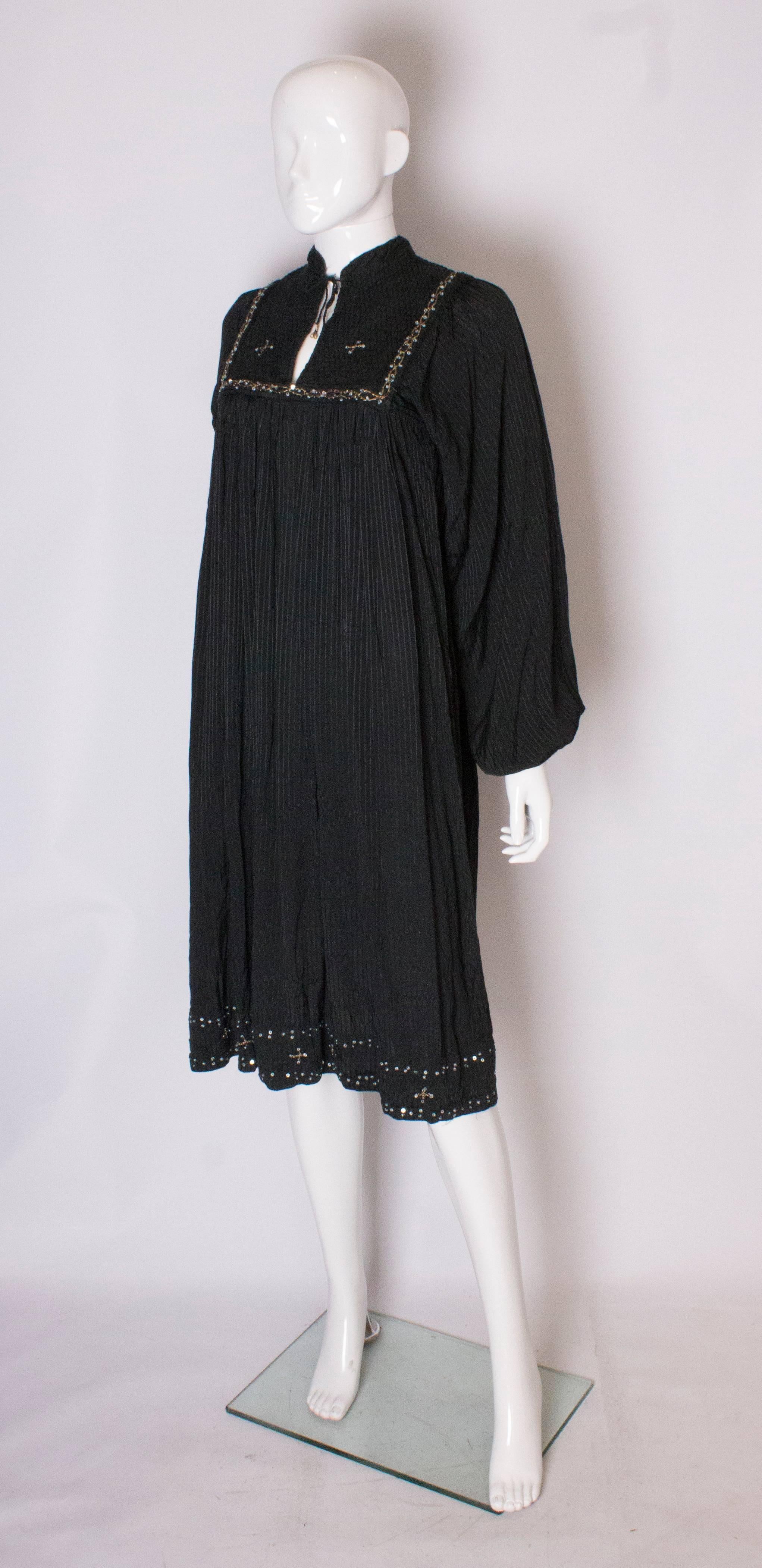 Noir Robe d'été bohème vintage en coton noir des années 1970 en vente