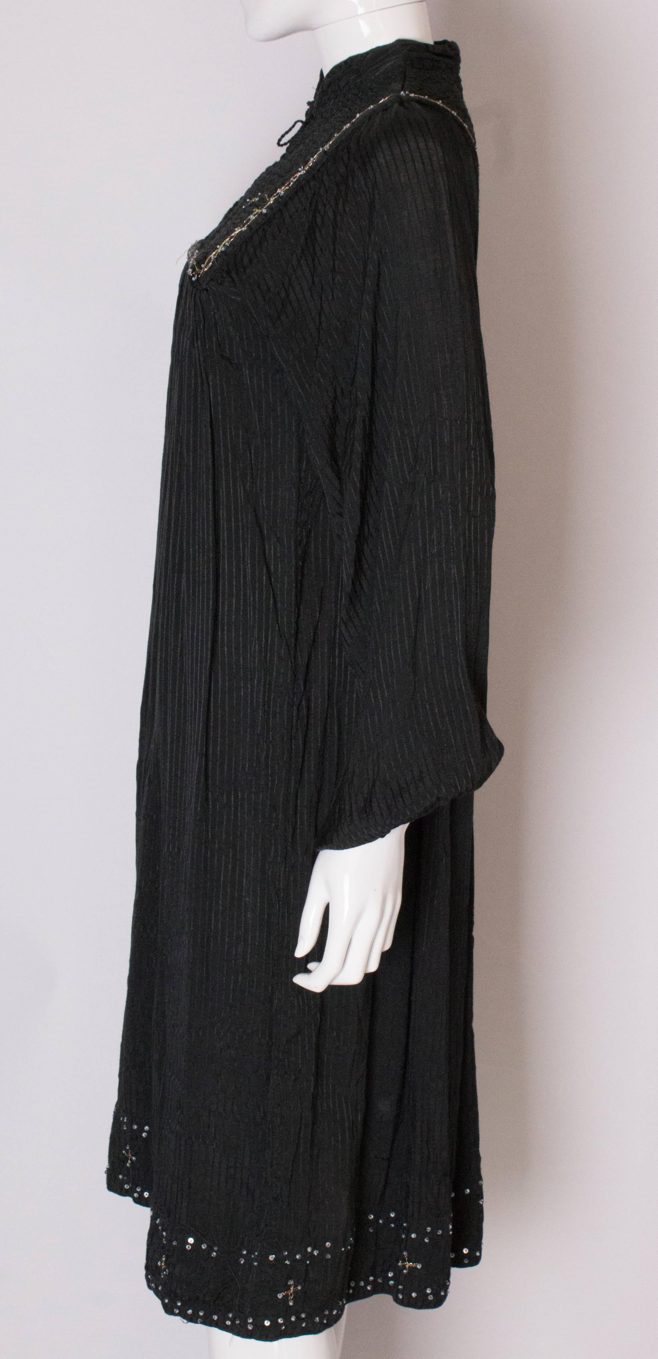 Robe d'été bohème vintage en coton noir des années 1970 en vente 1