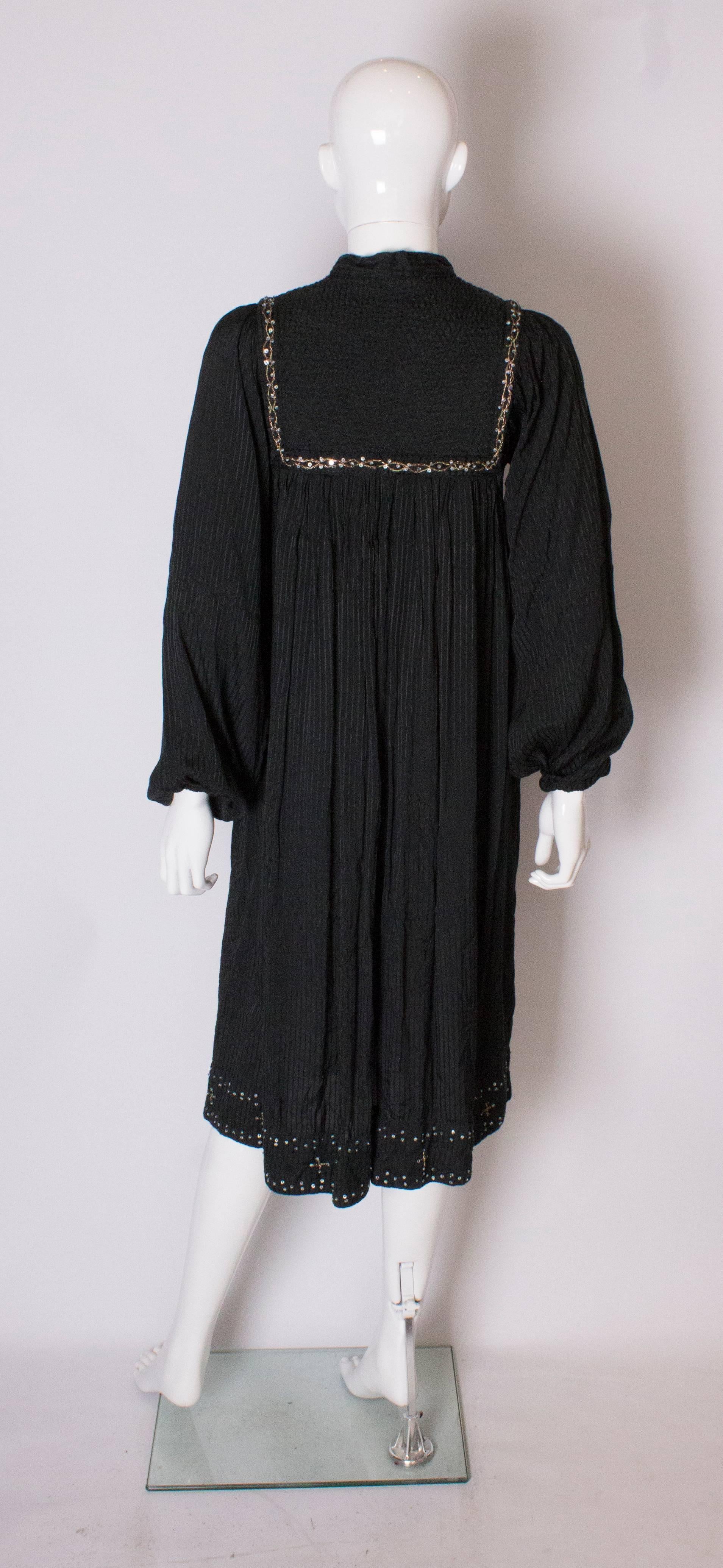 Robe d'été bohème vintage en coton noir des années 1970 en vente 2