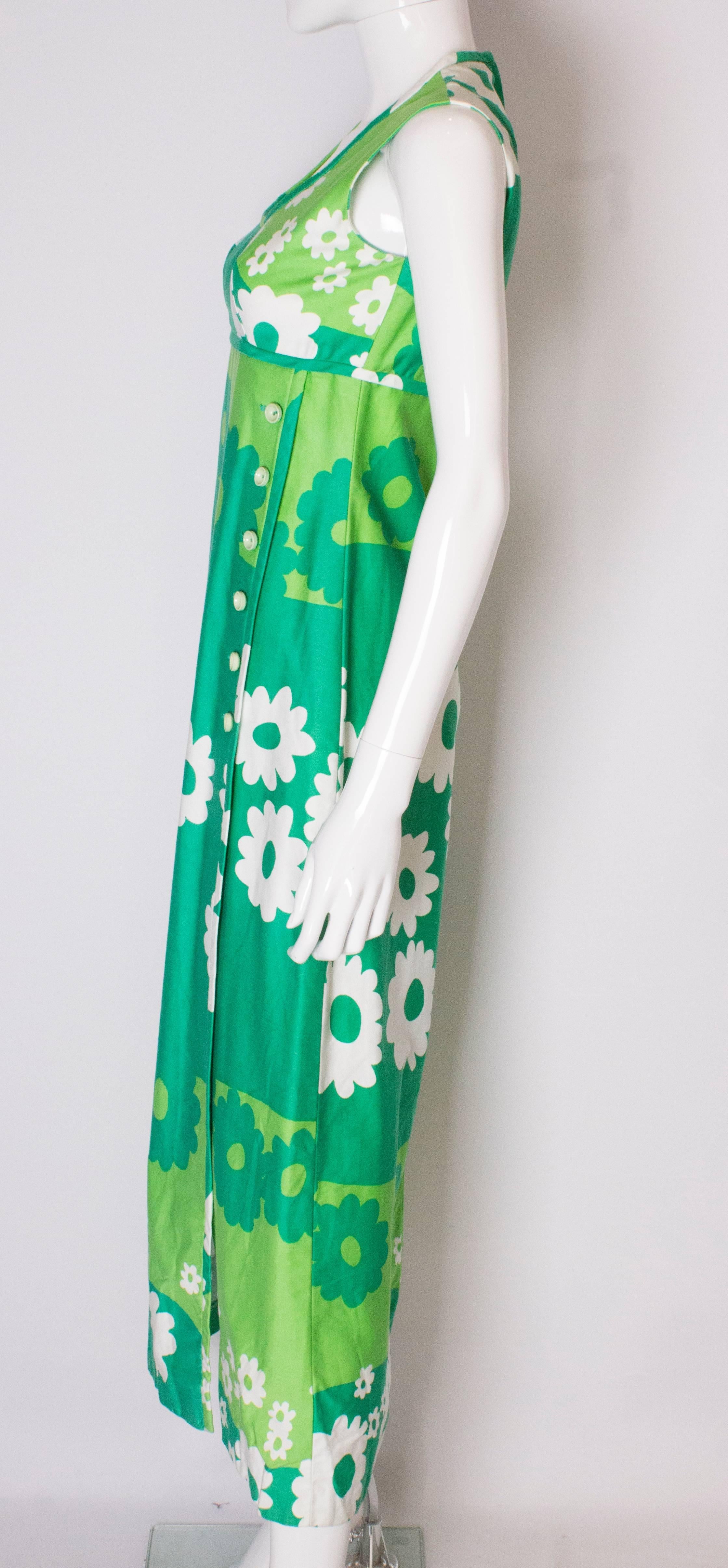 A Vintage 1960s green cotton floral printed long Summer Dress In Good Condition For Sale In London, GB