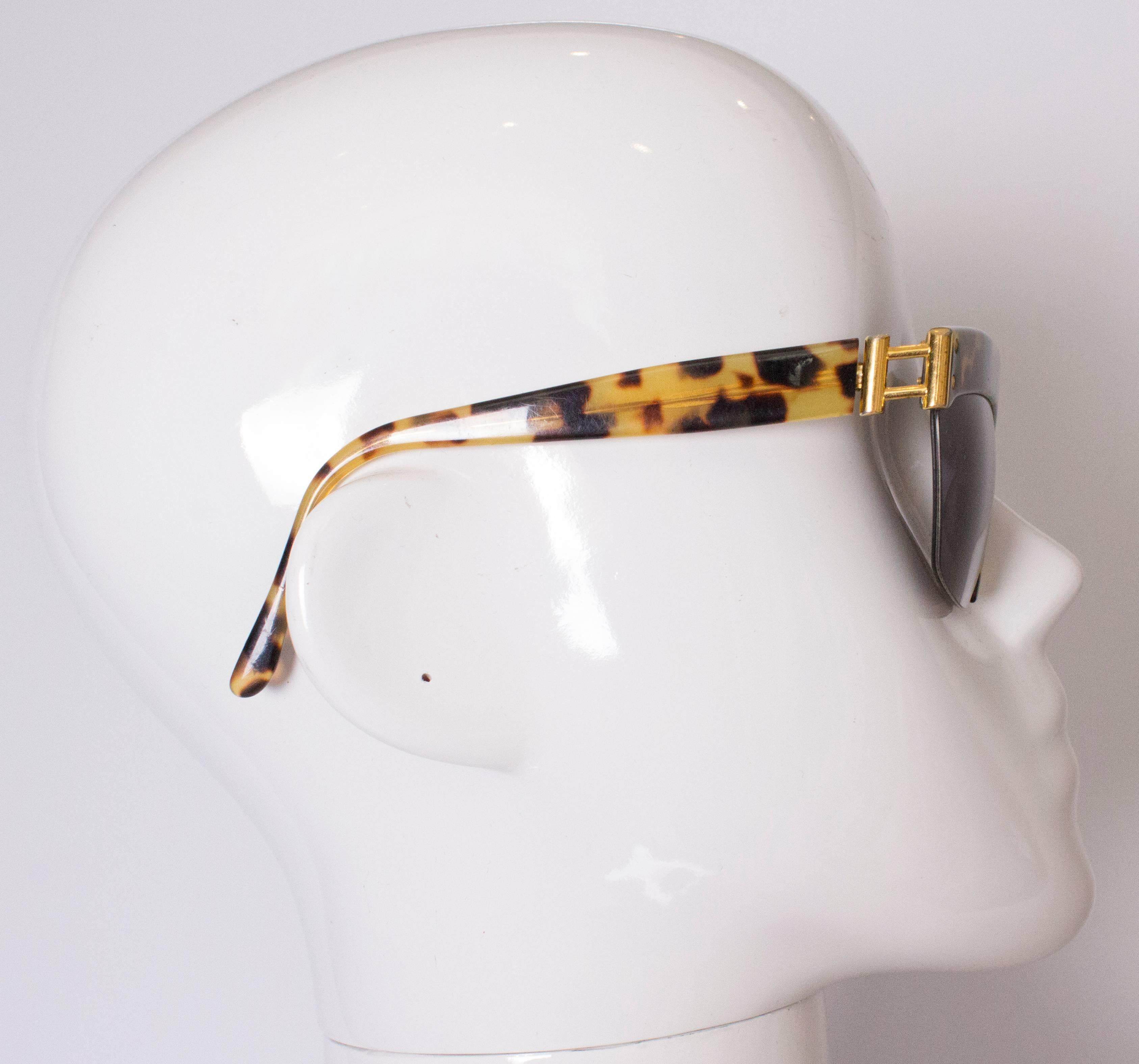 Ein schickes Paar 1970er  sonnenbrille von Charme. Diese Sonnenbrille hat einen Rahmen mit Tiermotiven und ist das Modell 70/74N , Farbe 510.