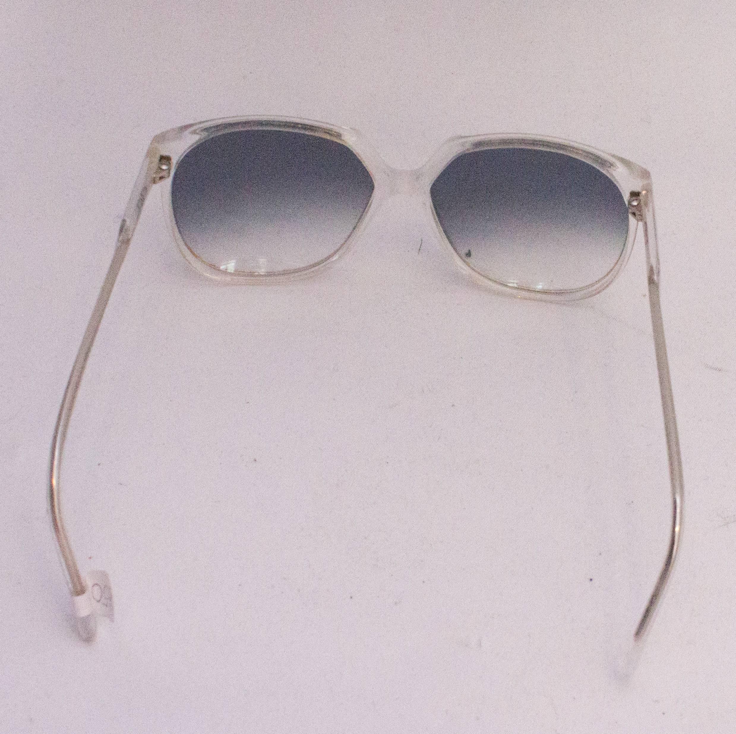 A pair of Vintage 1970s Sunglasses with White Frames In Good Condition In London, GB