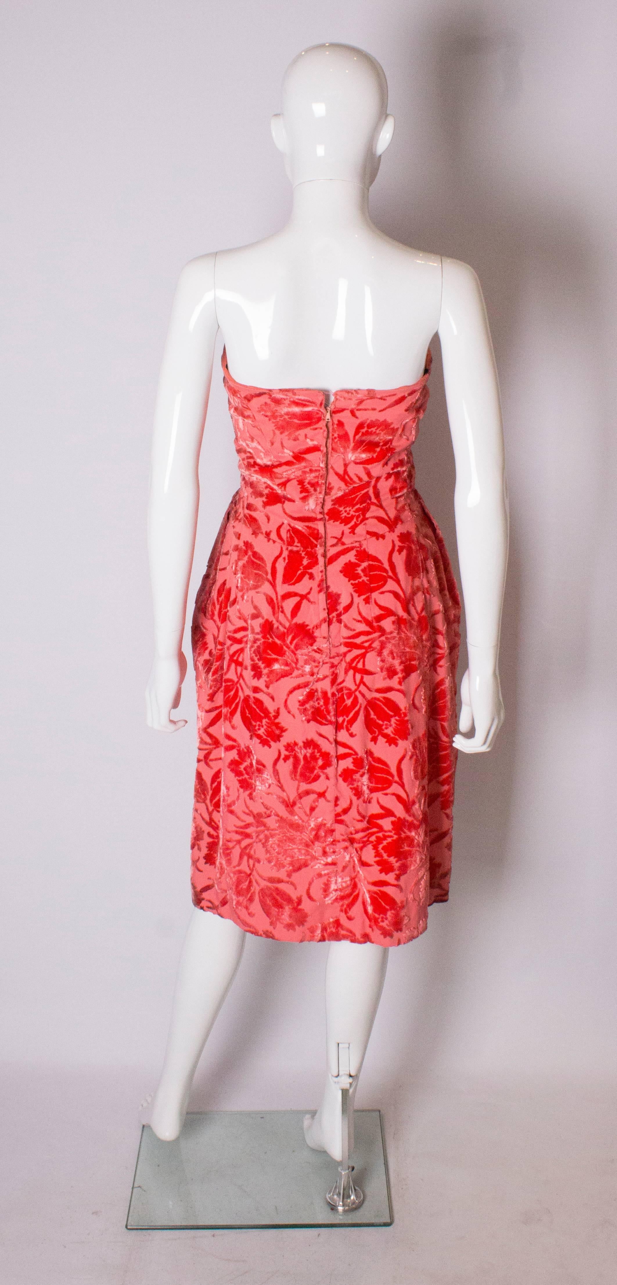 A Vintage 1950s strapless pink Devore Velvet Cocktail Dress In Good Condition In London, GB