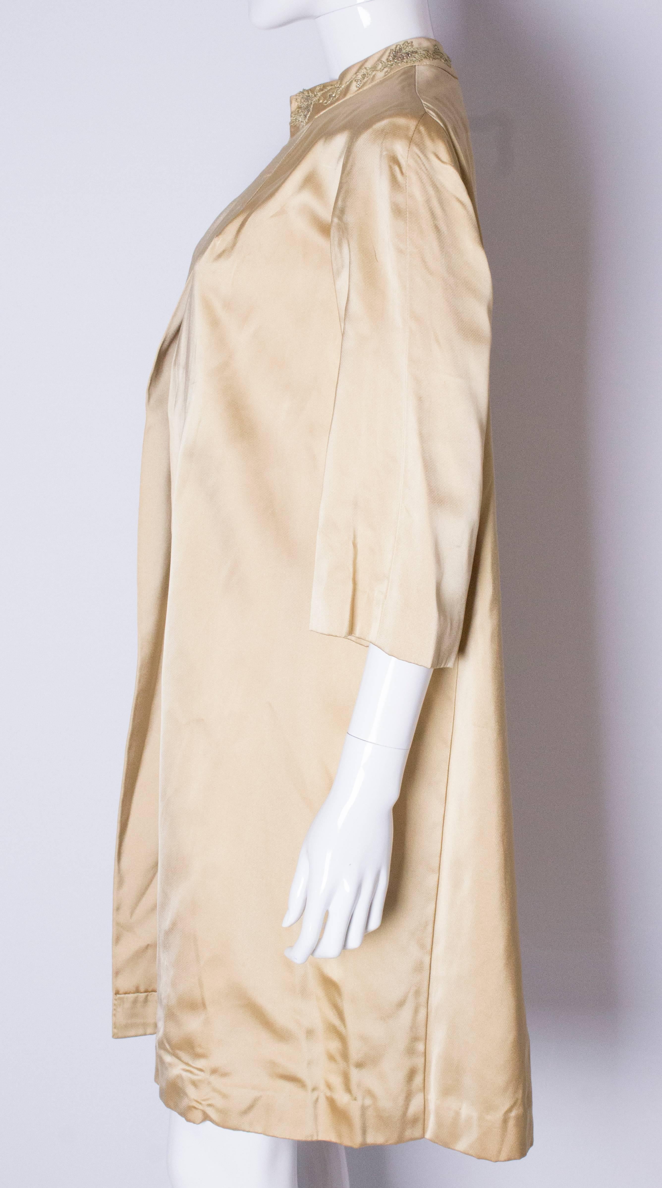 A Vintage 1960s Gold Saint Duster Coat by Carnegie  In Good Condition For Sale In London, GB