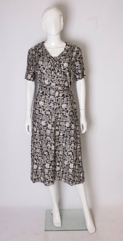 Un abito da giorno vintage degli anni '70 in cotone stampato bianco e nero di Horrockses