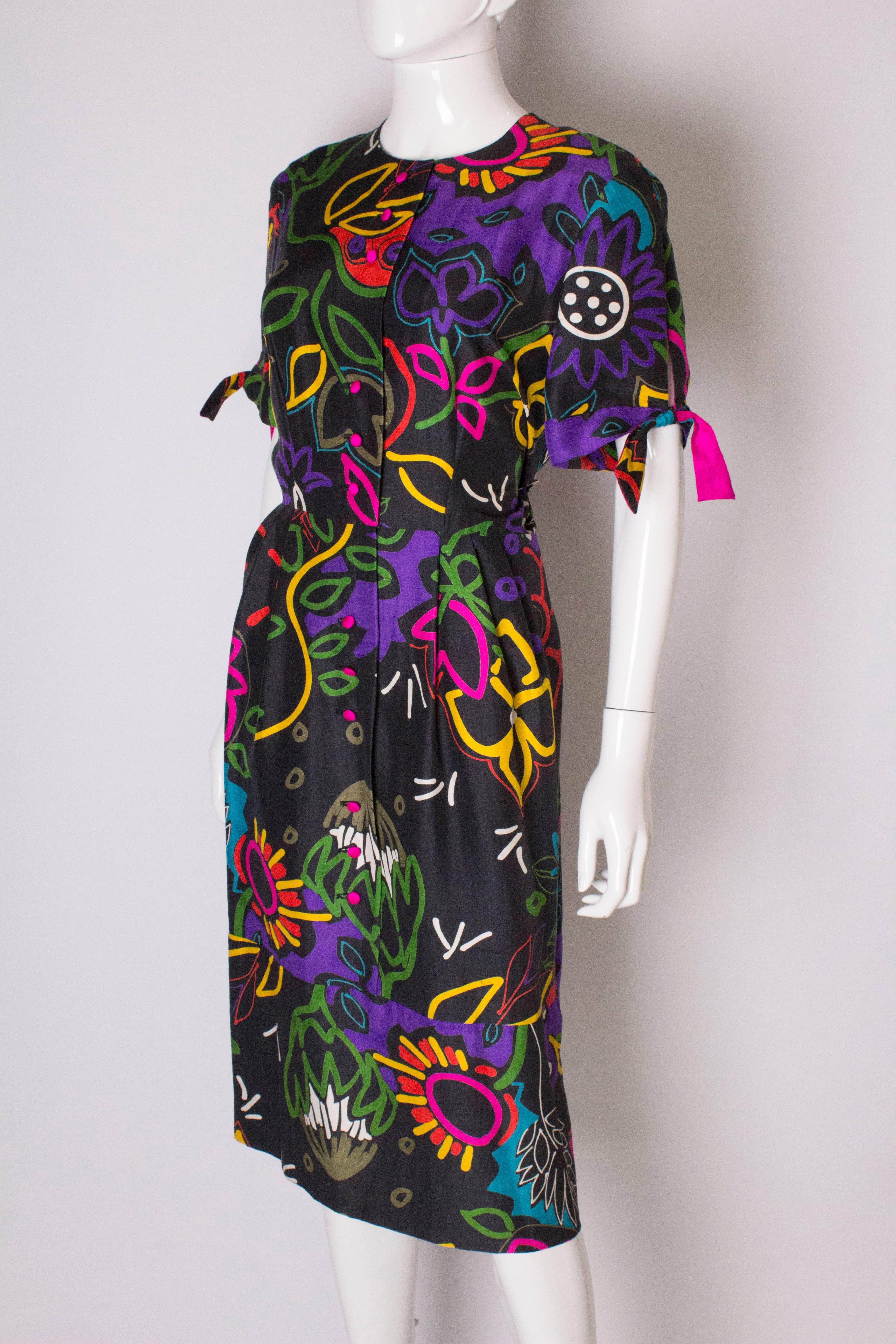 A Vintage 1980s abstract printed Silk day Dress by Donald Campbell In Good Condition For Sale In London, GB