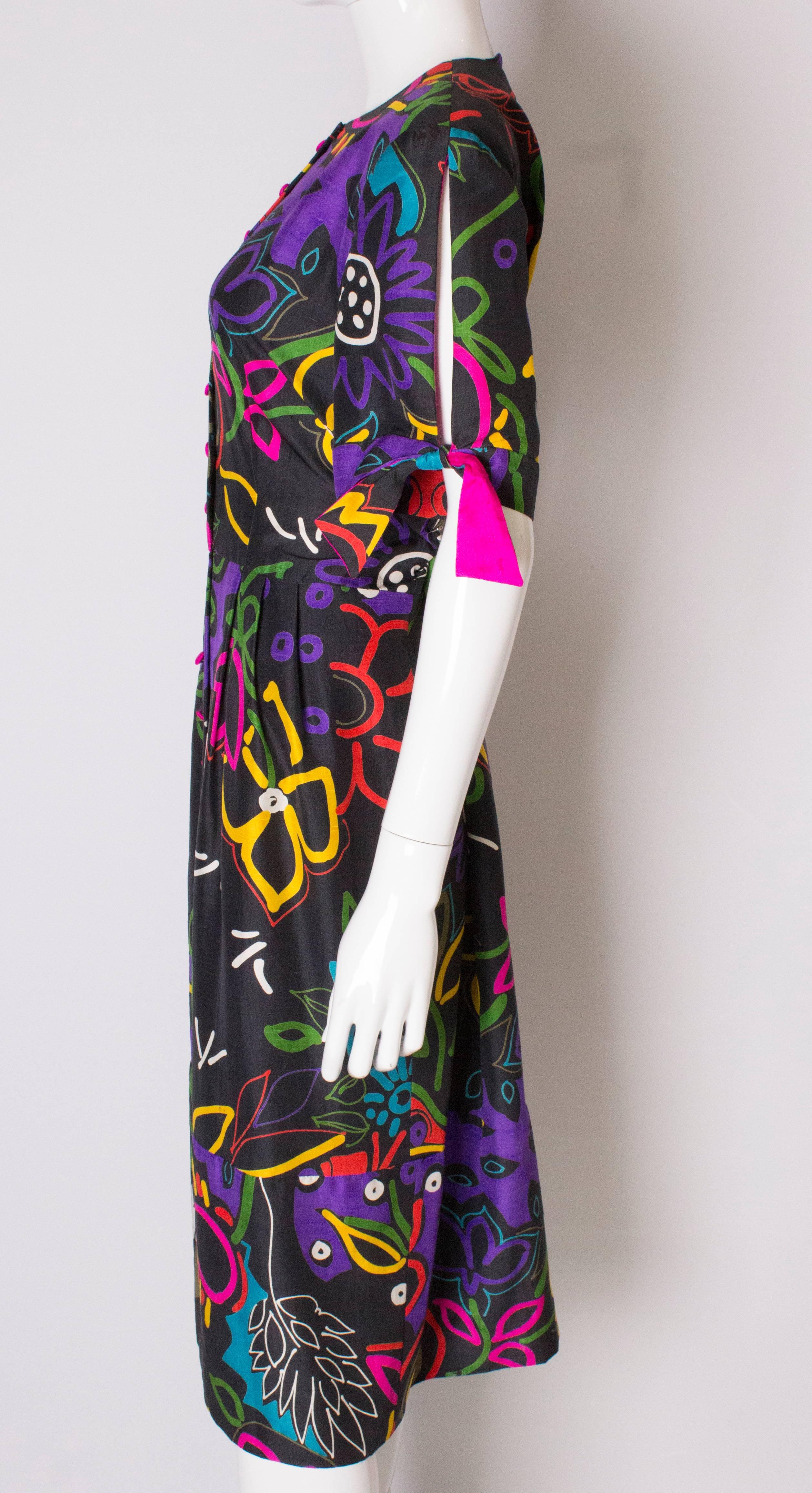 A Vintage 1980s abstract printed Silk day Dress by Donald Campbell For Sale 2