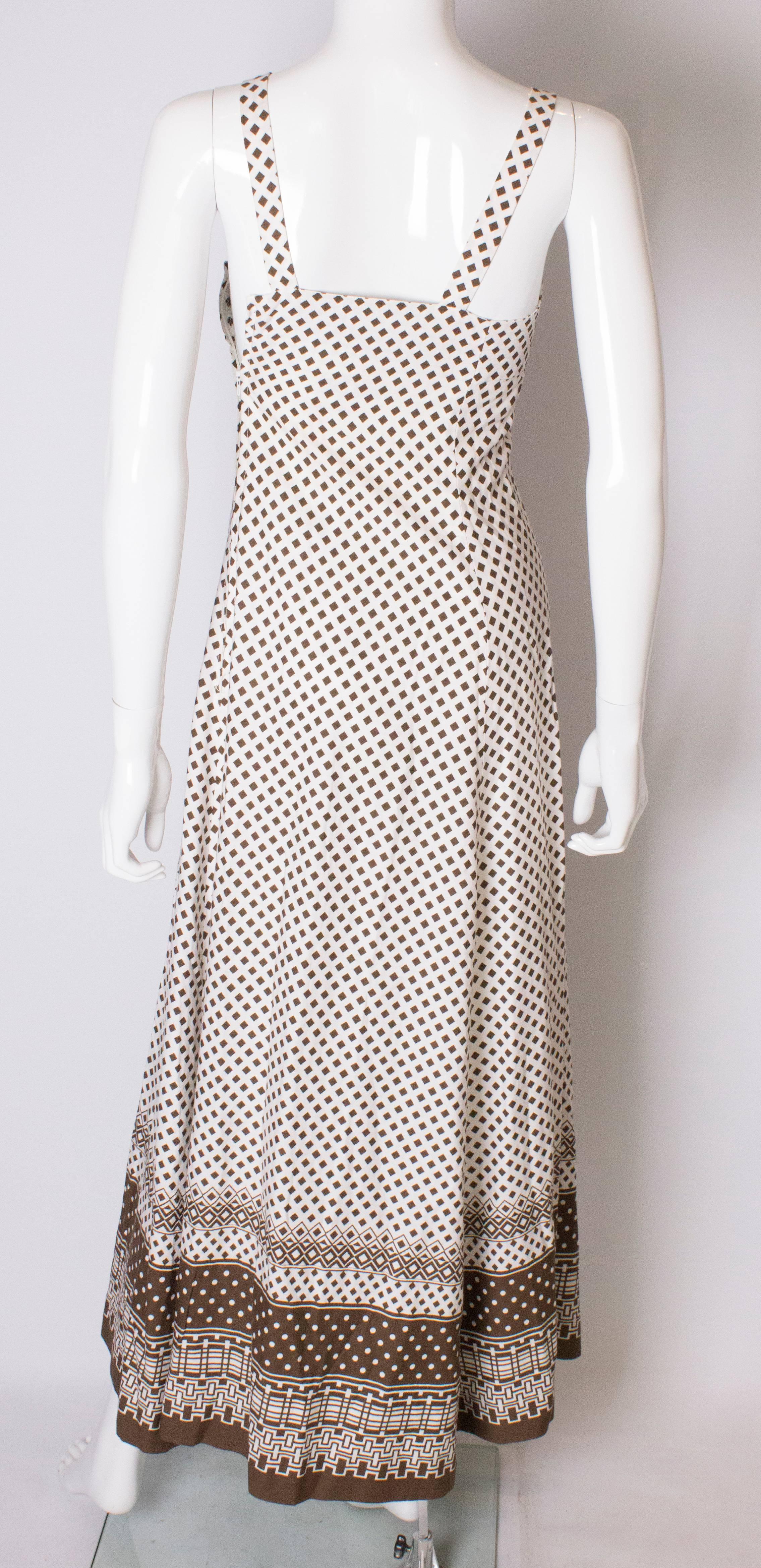 Un vestido largo de verano estampado vintage de los años 70 en marrón y blanco de Horrockses en venta 3