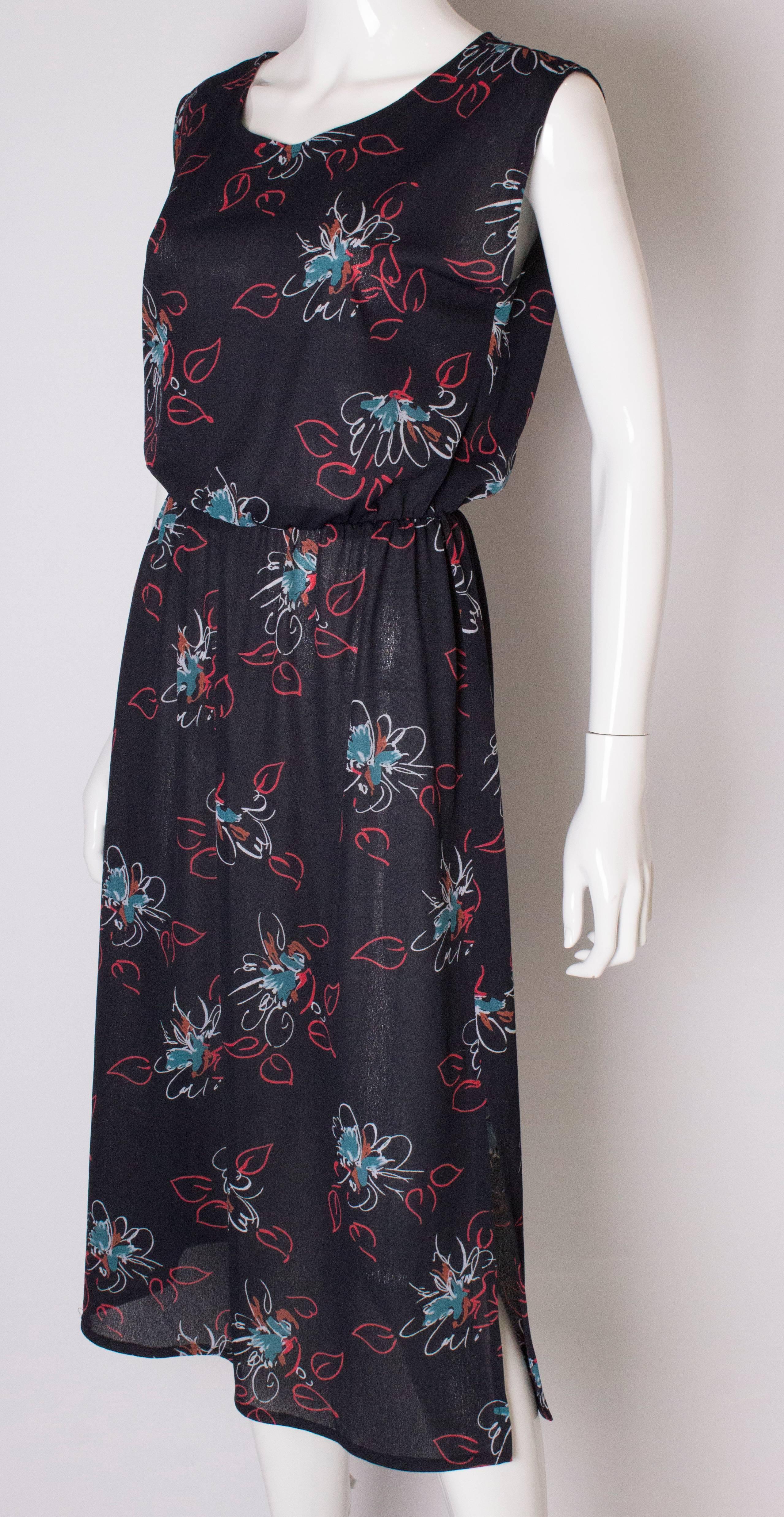 A vintage 1970s abstract floral printed Shift day Dress In Good Condition For Sale In London, GB