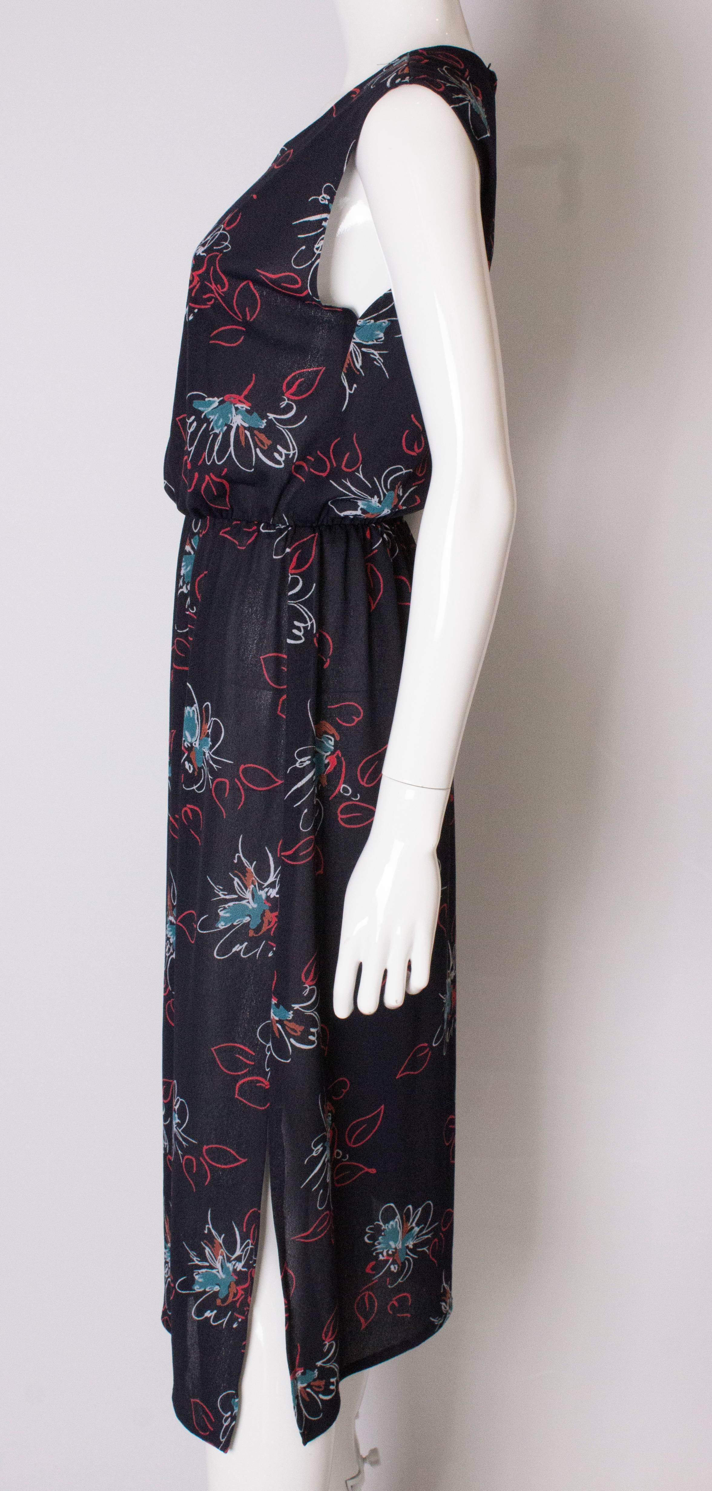 A vintage 1970s abstract floral printed Shift day Dress For Sale 1