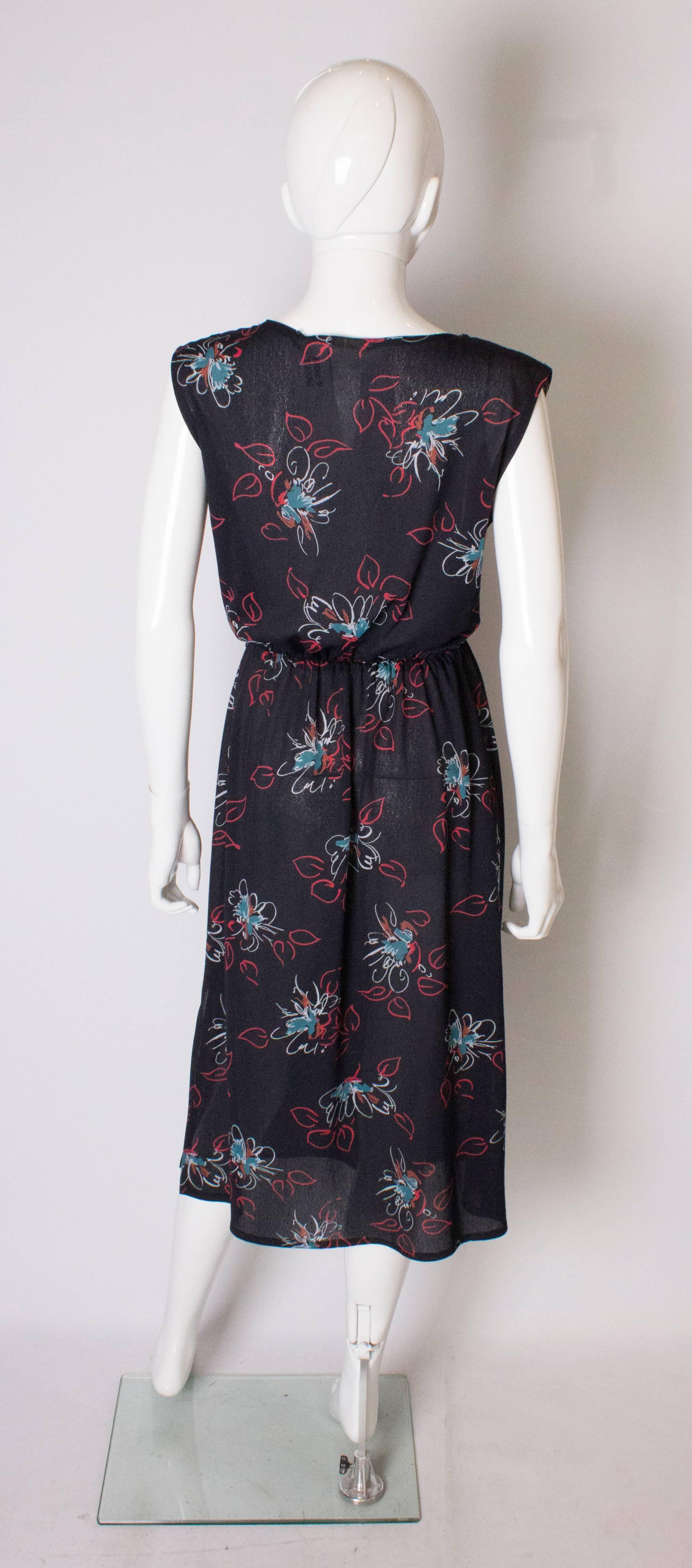 A vintage 1970s abstract floral printed Shift day Dress For Sale 2