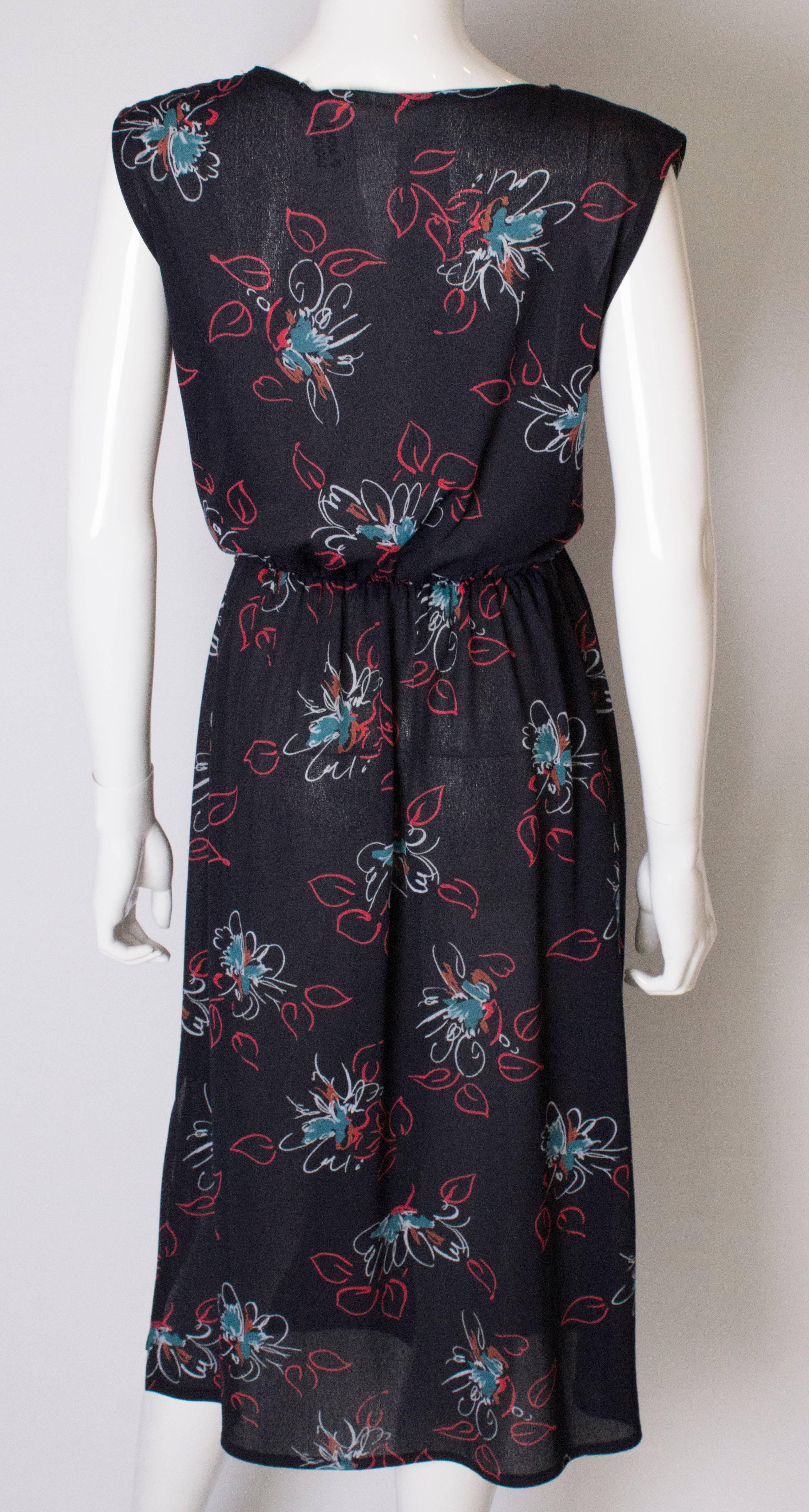 A vintage 1970s abstract floral printed Shift day Dress For Sale 3
