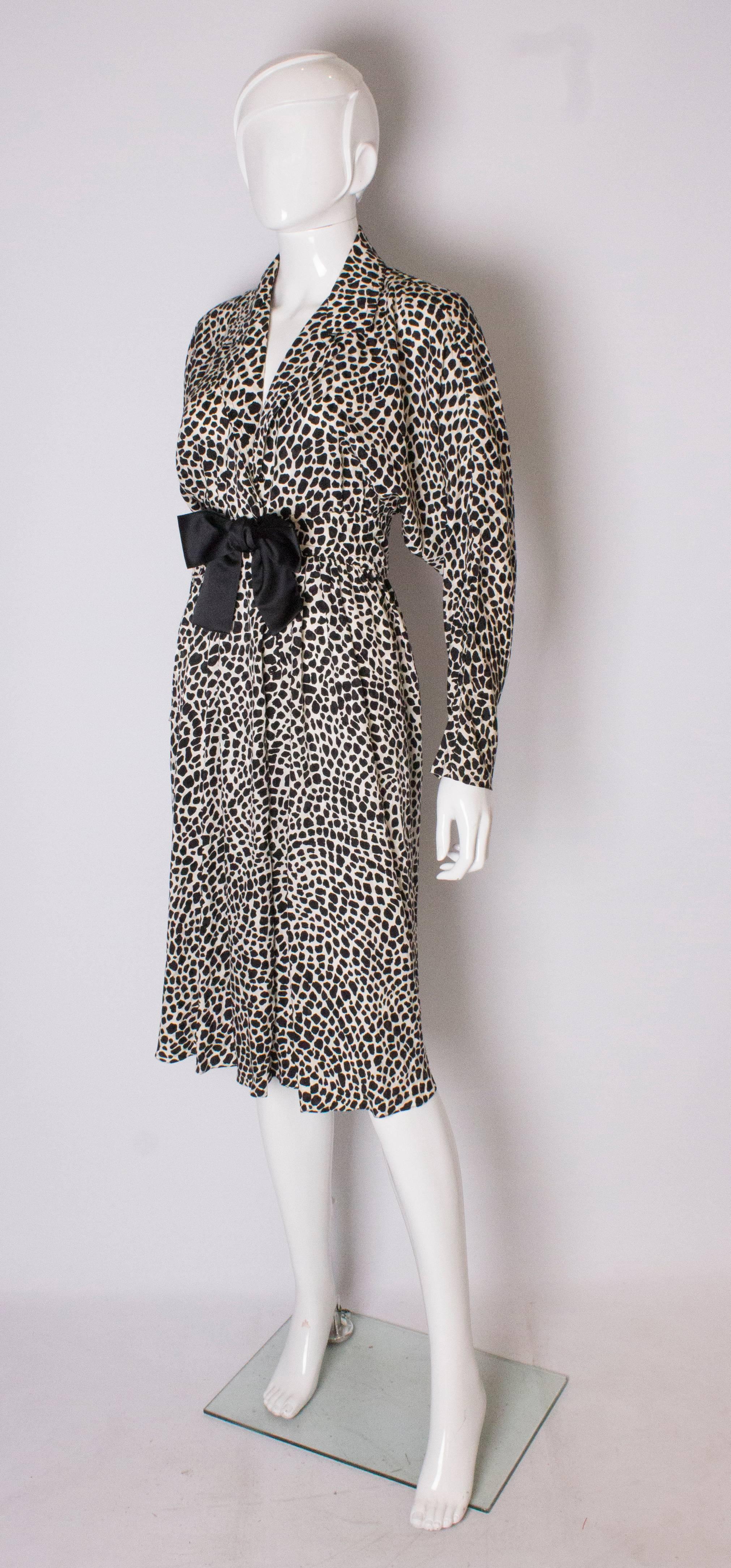 A Vintage 1980s Black and White printed Dress with bow detail by Adele Simpson In Good Condition In London, GB