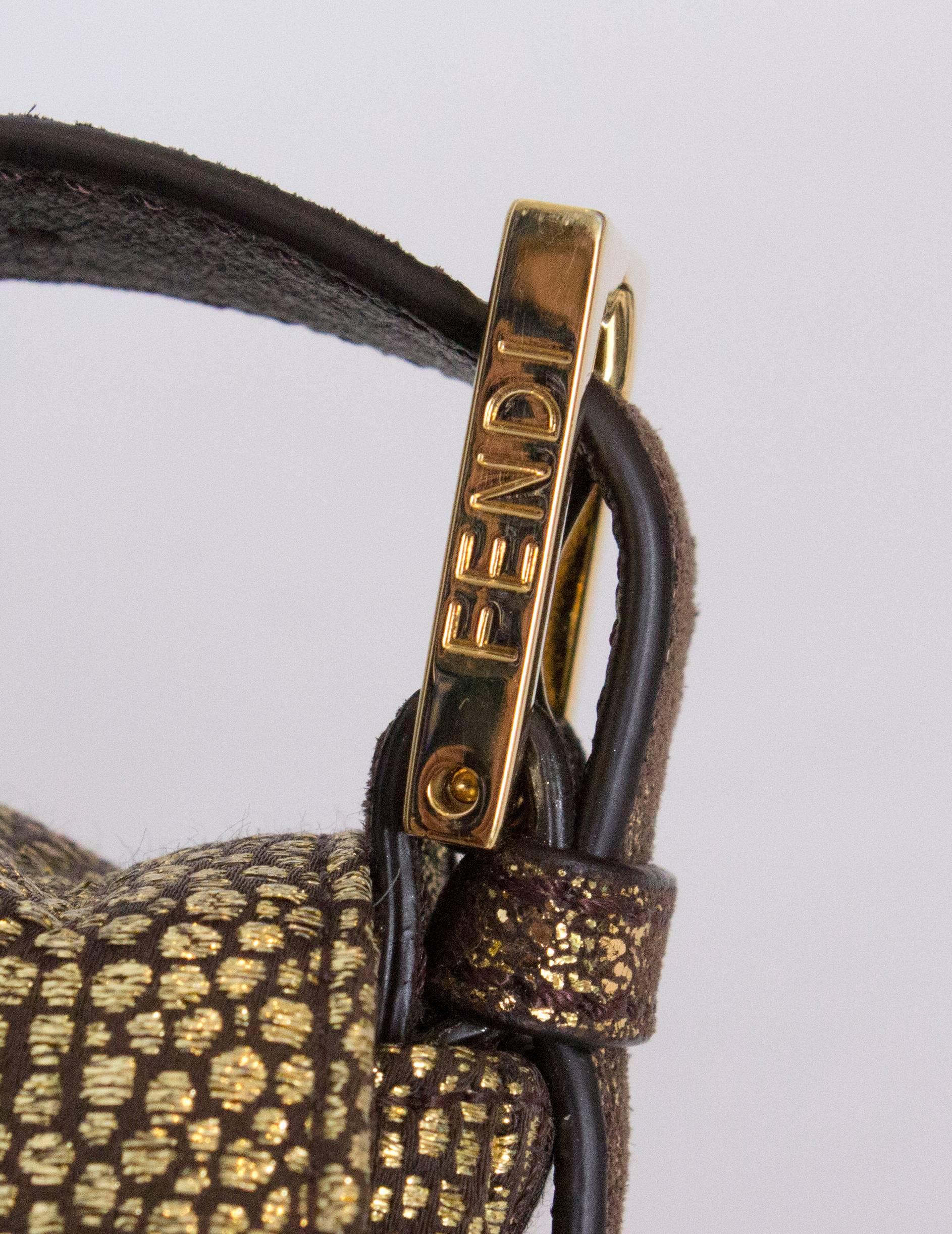 Eine klassische Fendi Baguette-Tasche in Vintage-Metallic-Gold 1