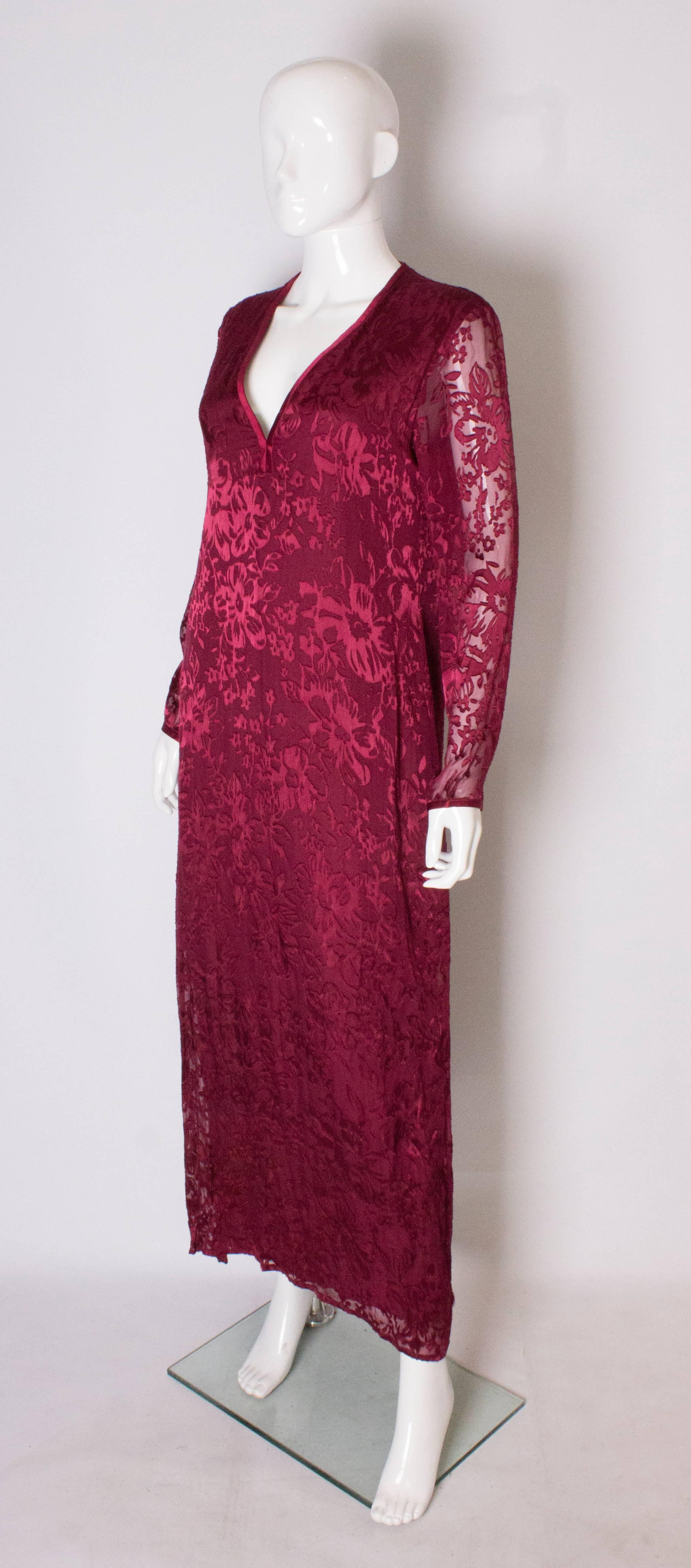 Rouge Caftan/robe devore vintage par Sara Sturgeon. en vente