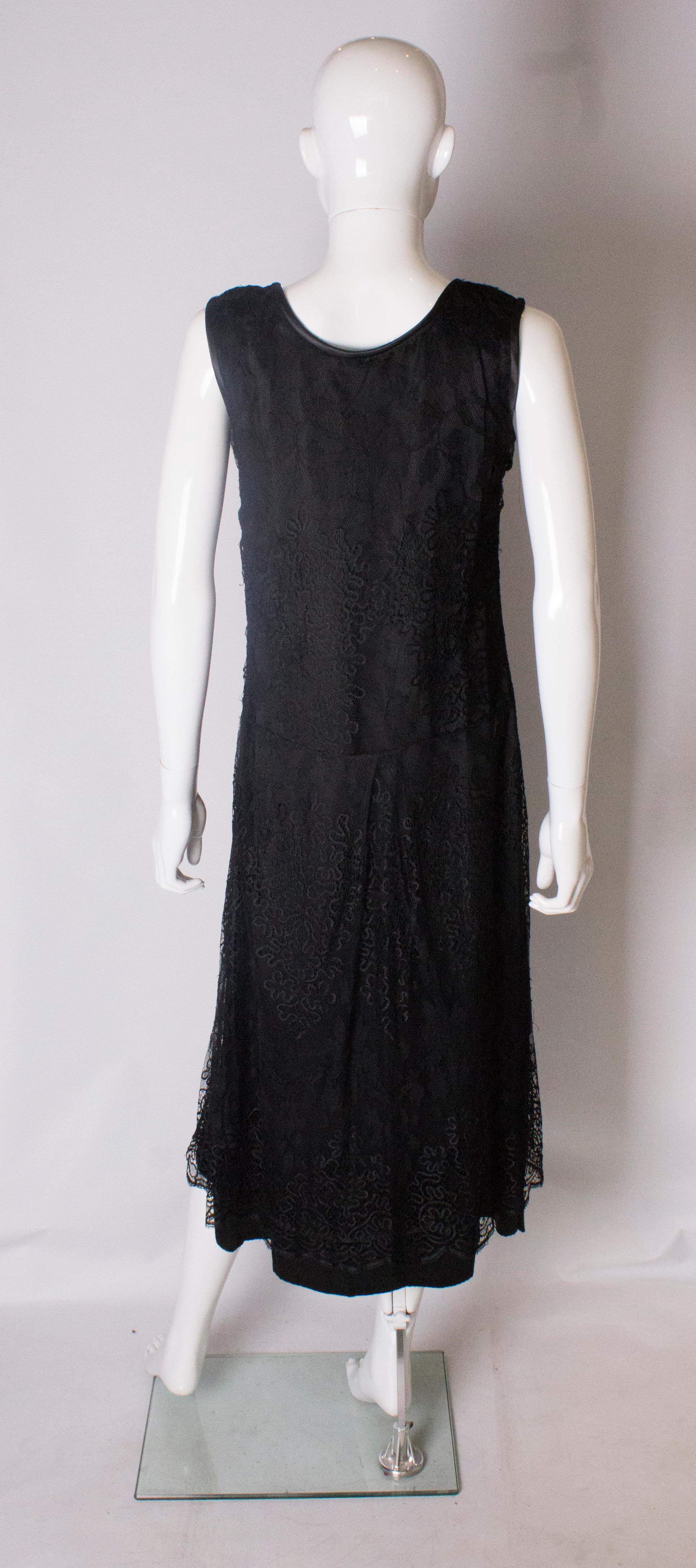 A Vintage 1920s black Lace flapper Dress In Good Condition For Sale In London, GB