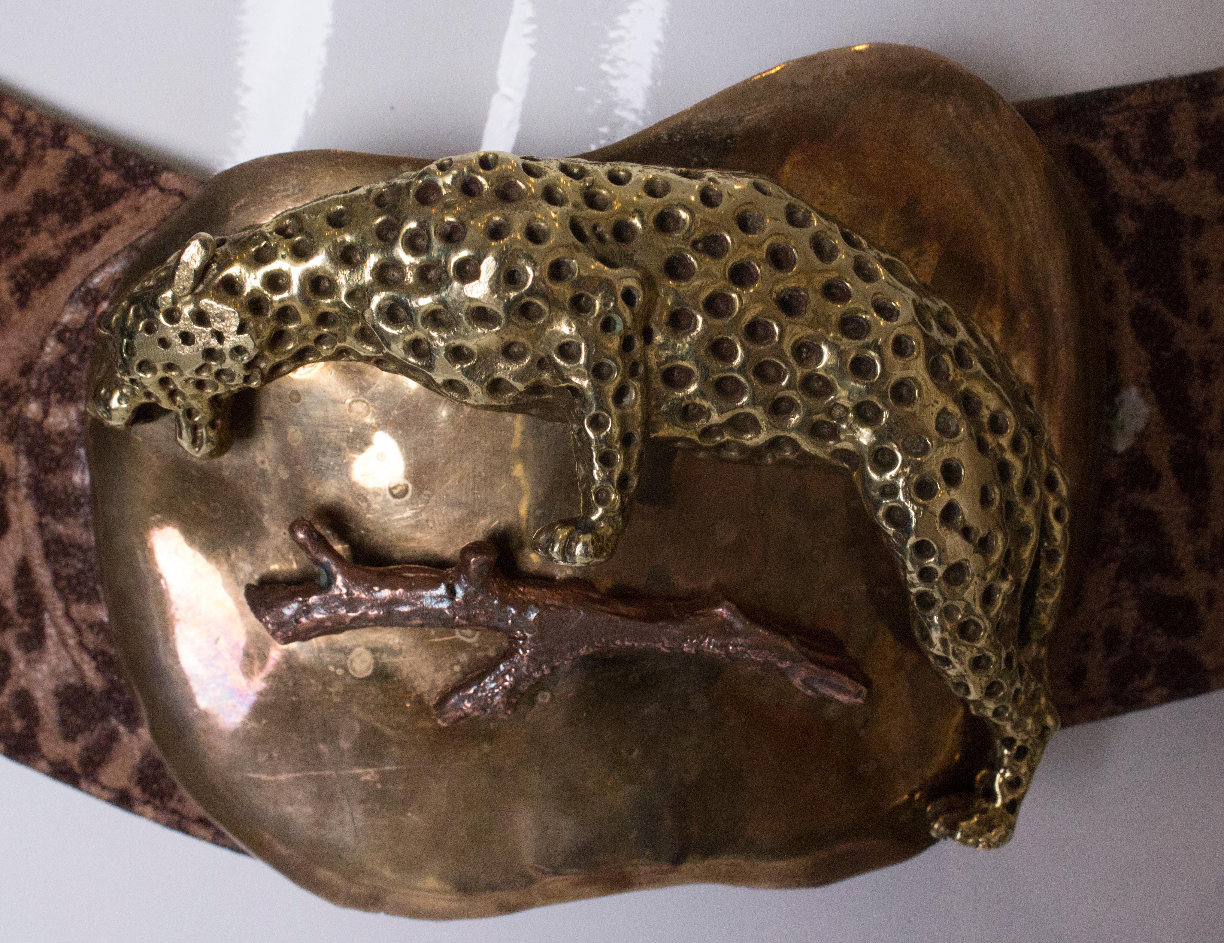 Eine wunderschöne Kupferschnalle mit Geparden- und Twim-Verzierung. 
Die Schnalle misst 4 1/2'' breit und 4'' hoch, der Gürtel ist 32'' lang und 2 1/2''.