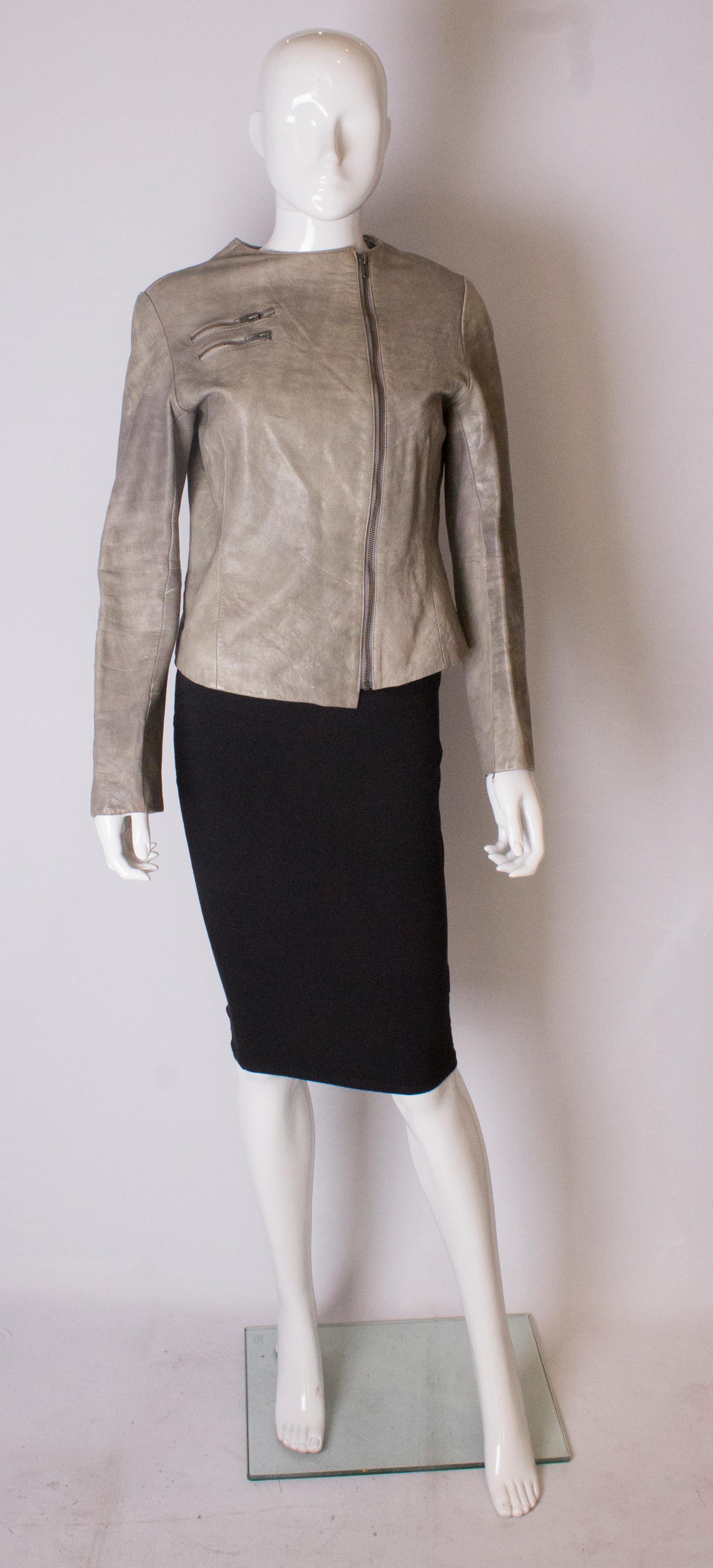A great jacket for fall. In a soft grey colour, this jacket has a round neckline, zip opening and two zip pockets on the front. It is fully lined.