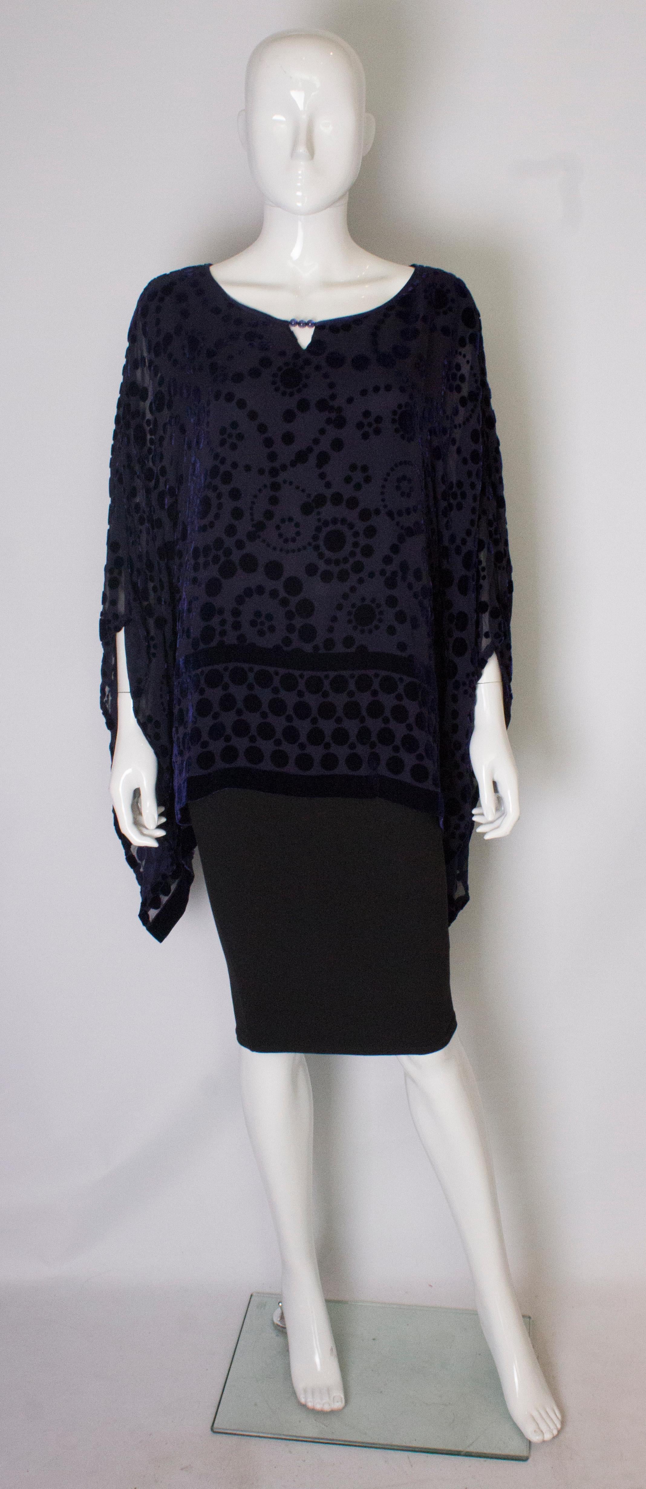An elegant ad easy to wear top for Fall. In an ink blue colour, the top has a great design, and is meant to be worn loose. Bust up to 37/8'', length 25''.