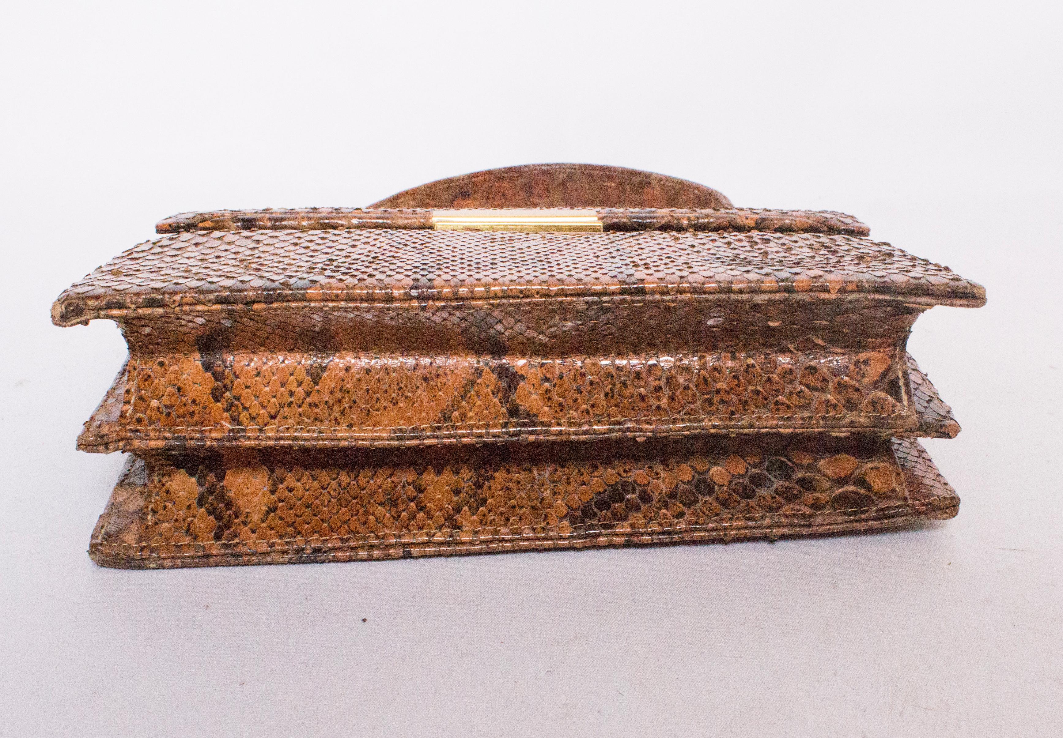 Marron Sac en peau de serpent brun clair et marron à poignée supérieure vintage, années 1940  
