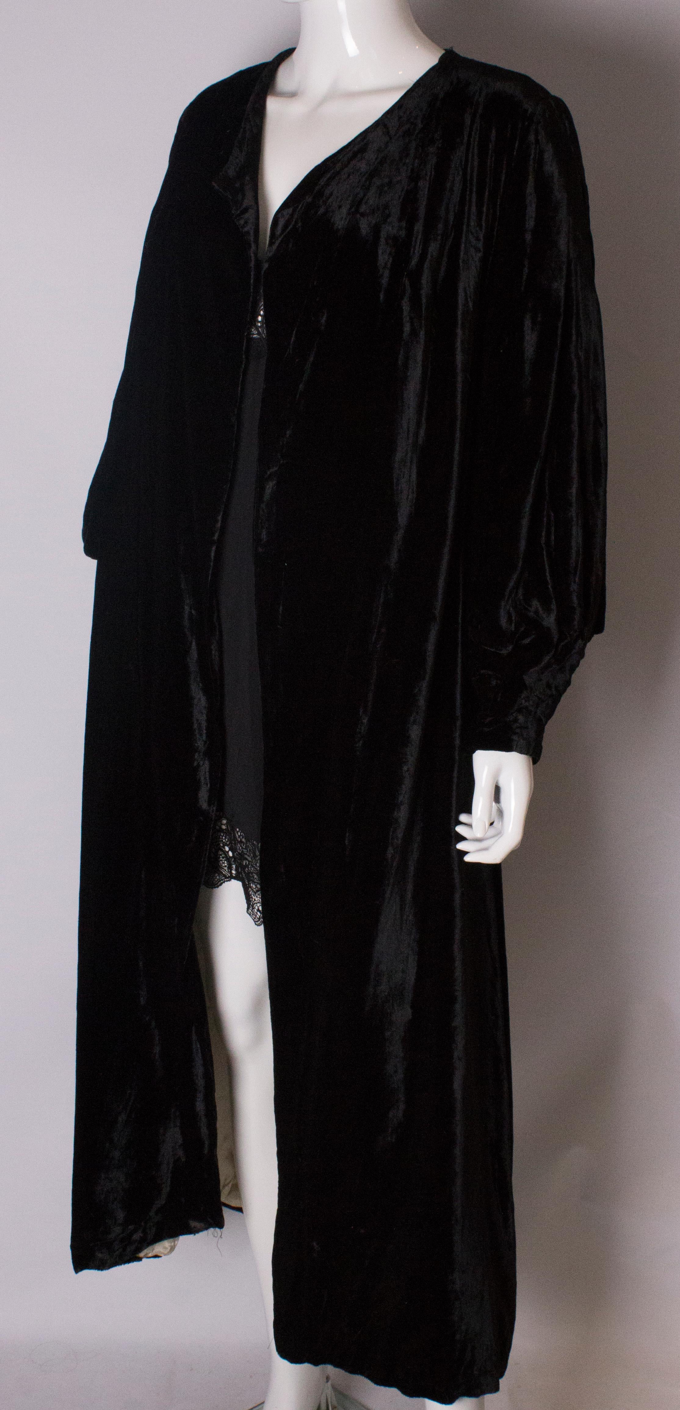 Silk Velvet Vintage Evening Coat In Good Condition For Sale In London, GB