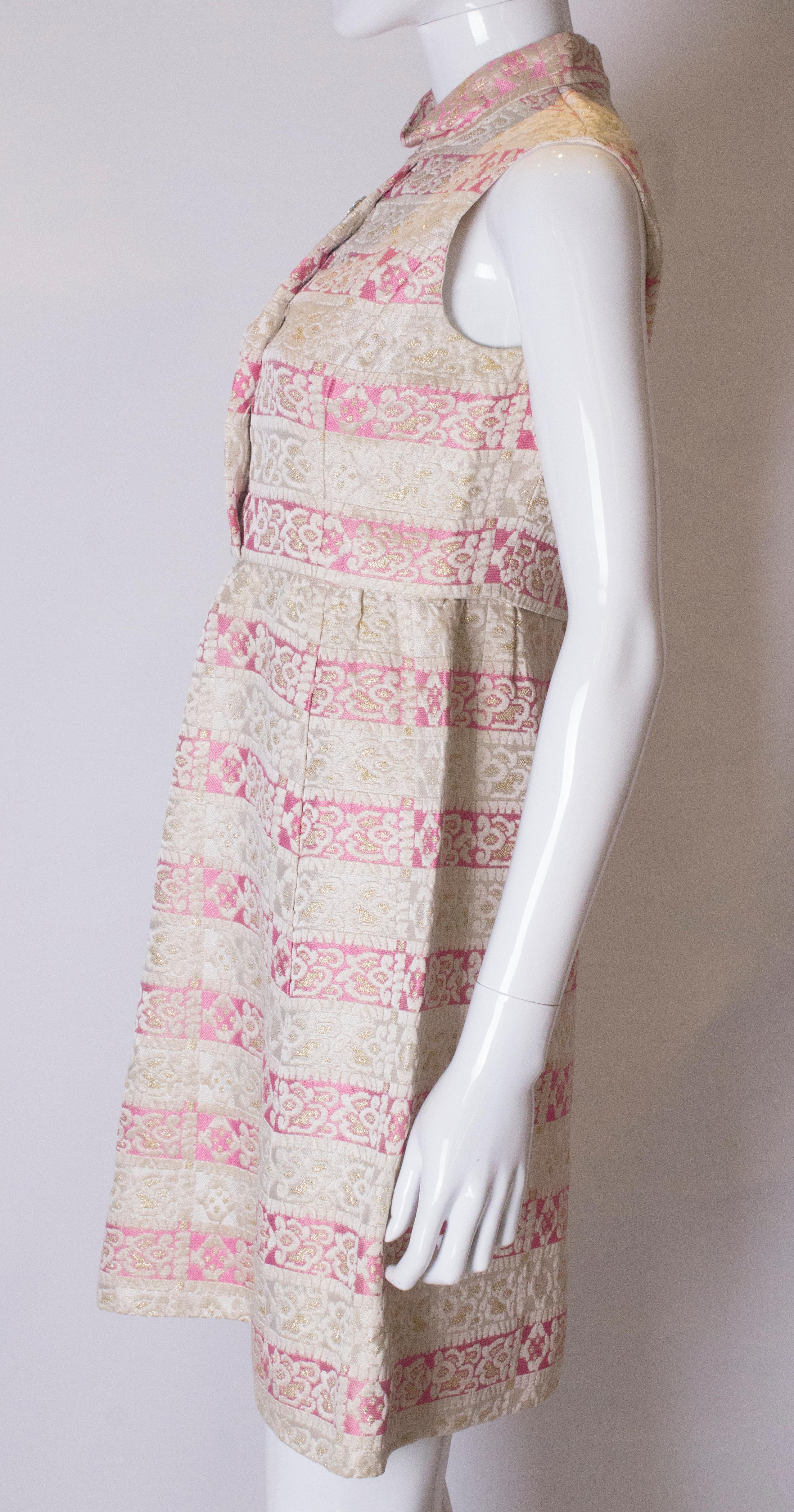 Vintage 1960s Rosa und Gold Brokat Kleid im Angebot 1