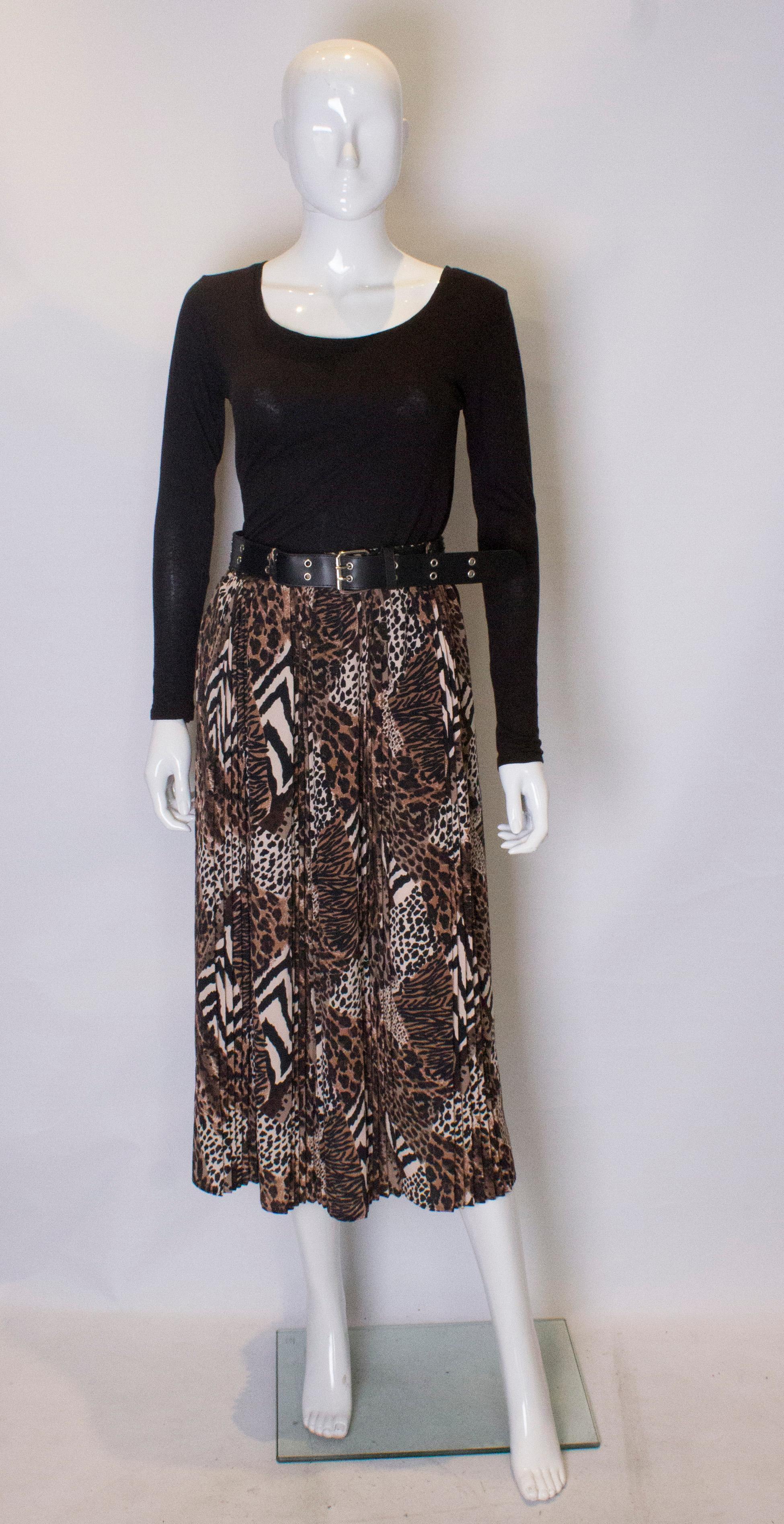 A chic and unusual leopard print skirt. The print is in a great colour and unusually there are columns of pleats , so the skirt does not bunch as  much as if fully pleated. It has an elasticated waist with belt hoops, and come with s stylish belt.