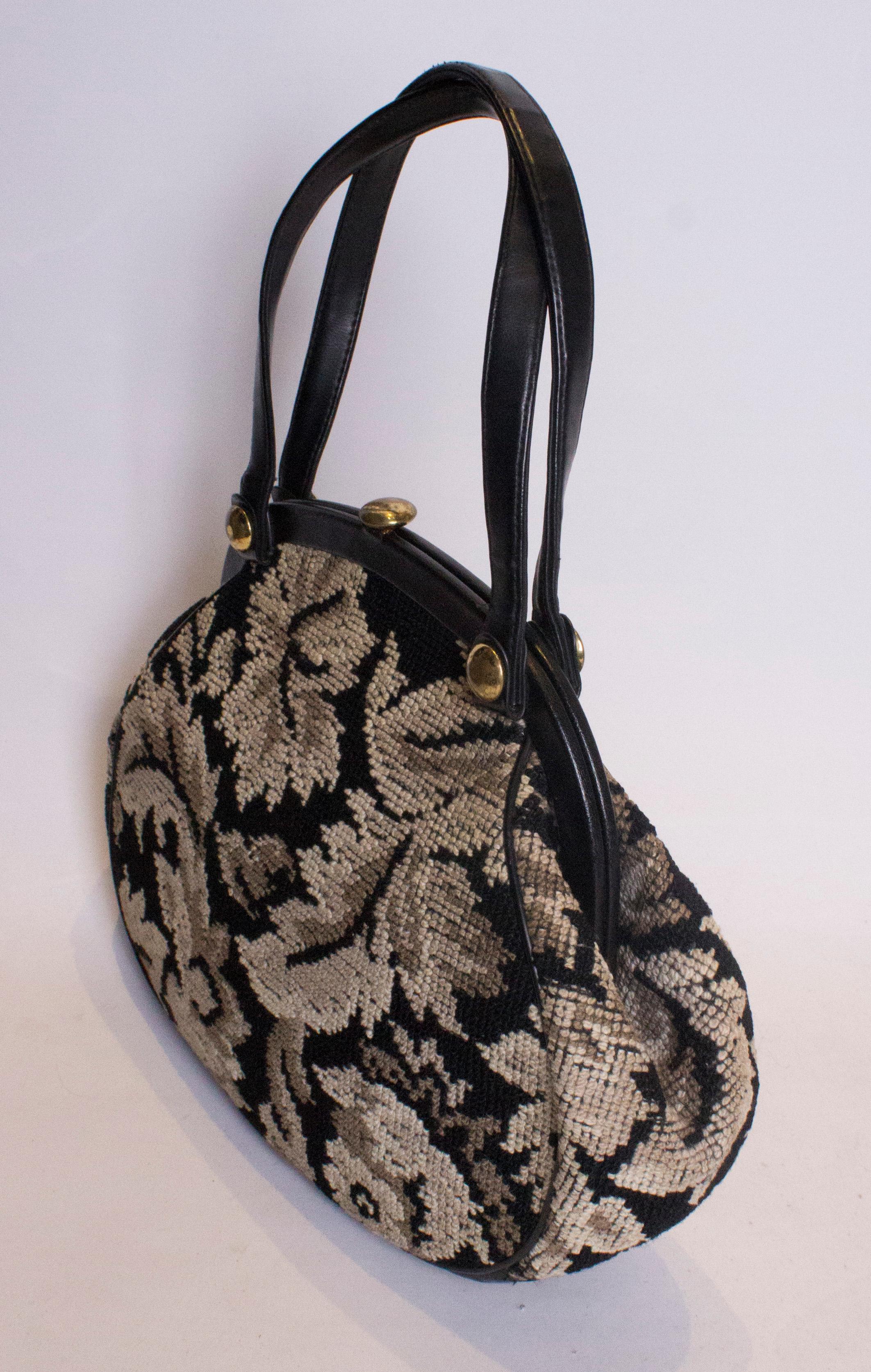 A great bag for Fall This large tapestry bag is in a pretty leaf pattern, with a central top fastening. Internally there is one zip pocket.