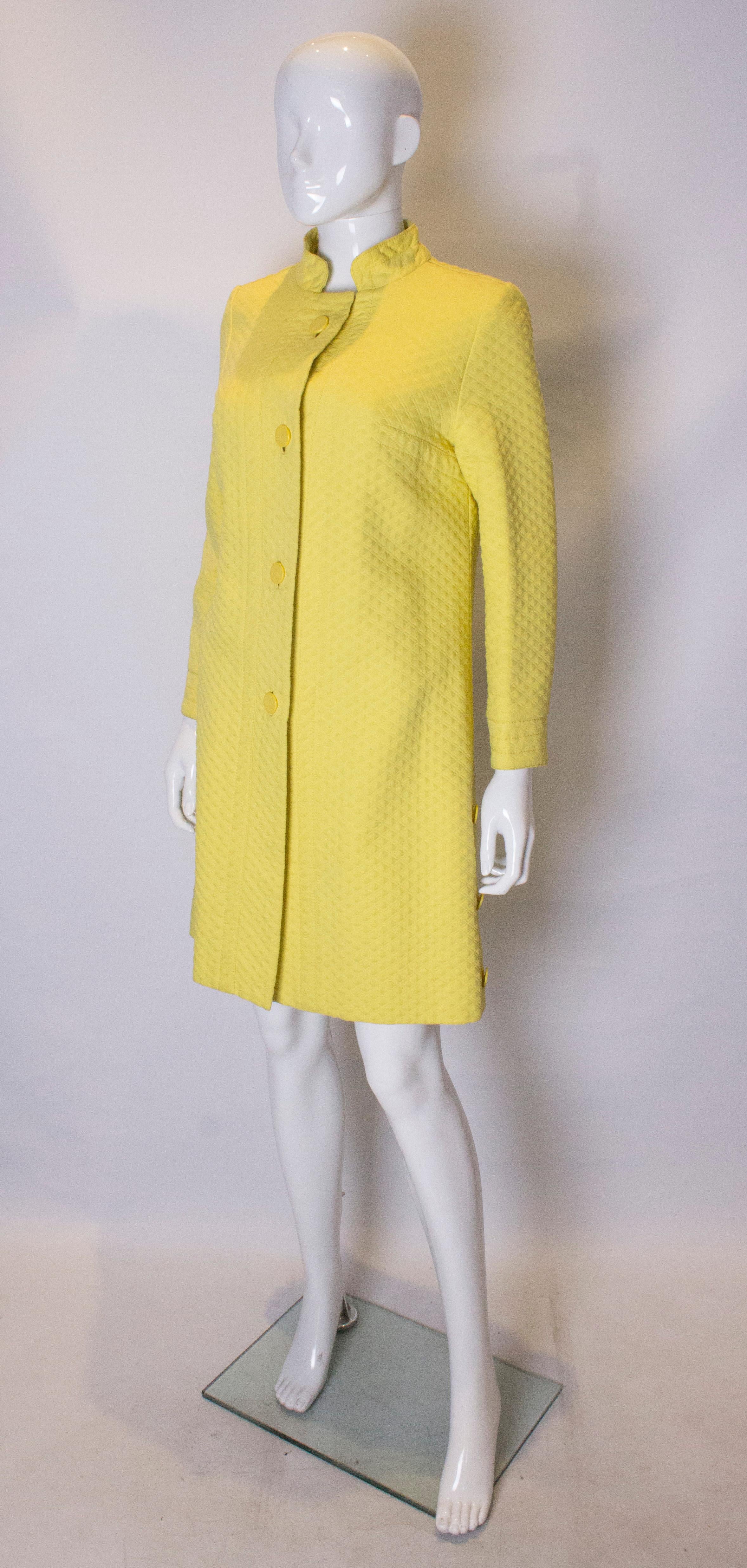 Chic Vintage Yellow Coat In Good Condition For Sale In London, GB