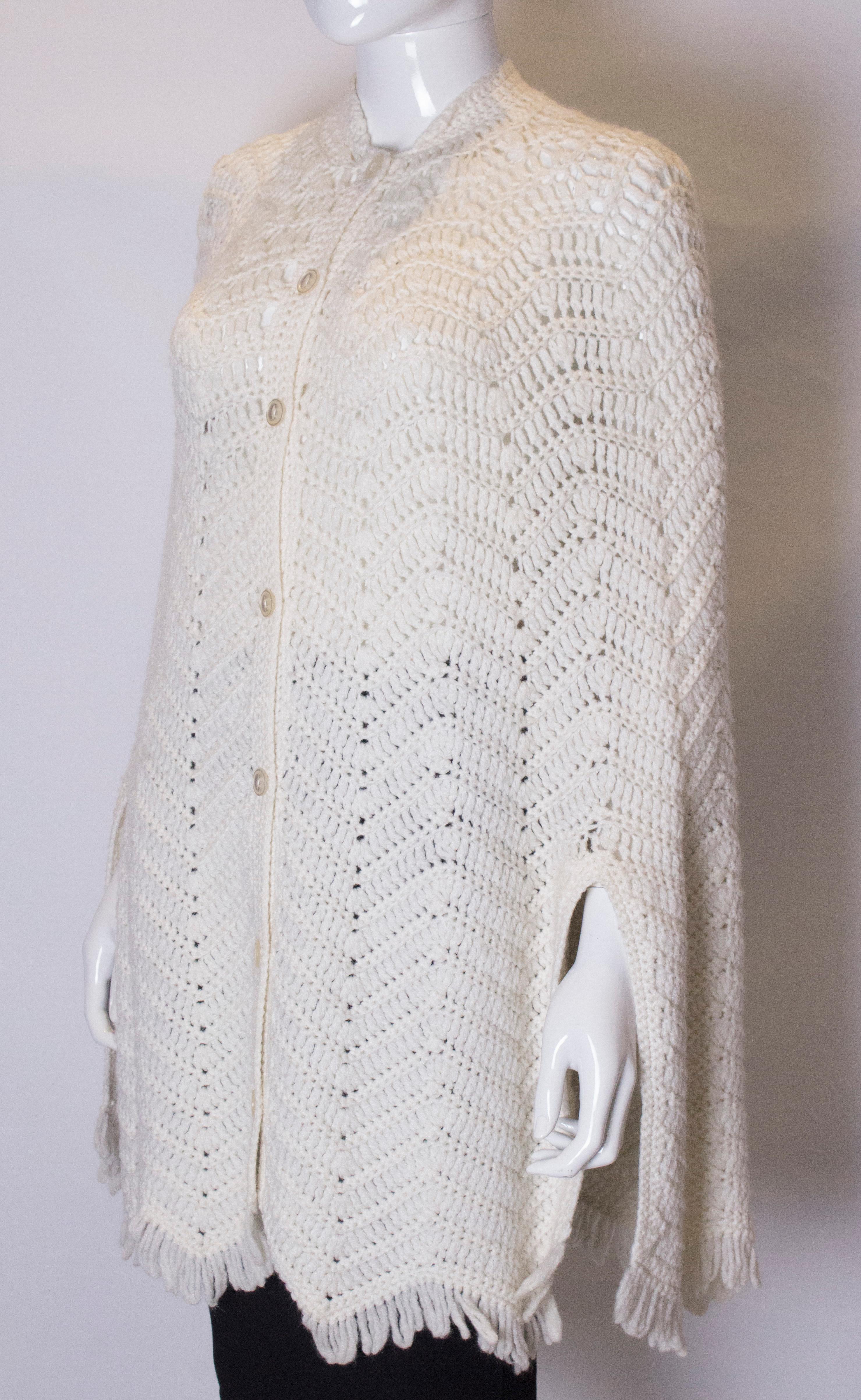 Vintage White Knitted Cape In Good Condition For Sale In London, GB