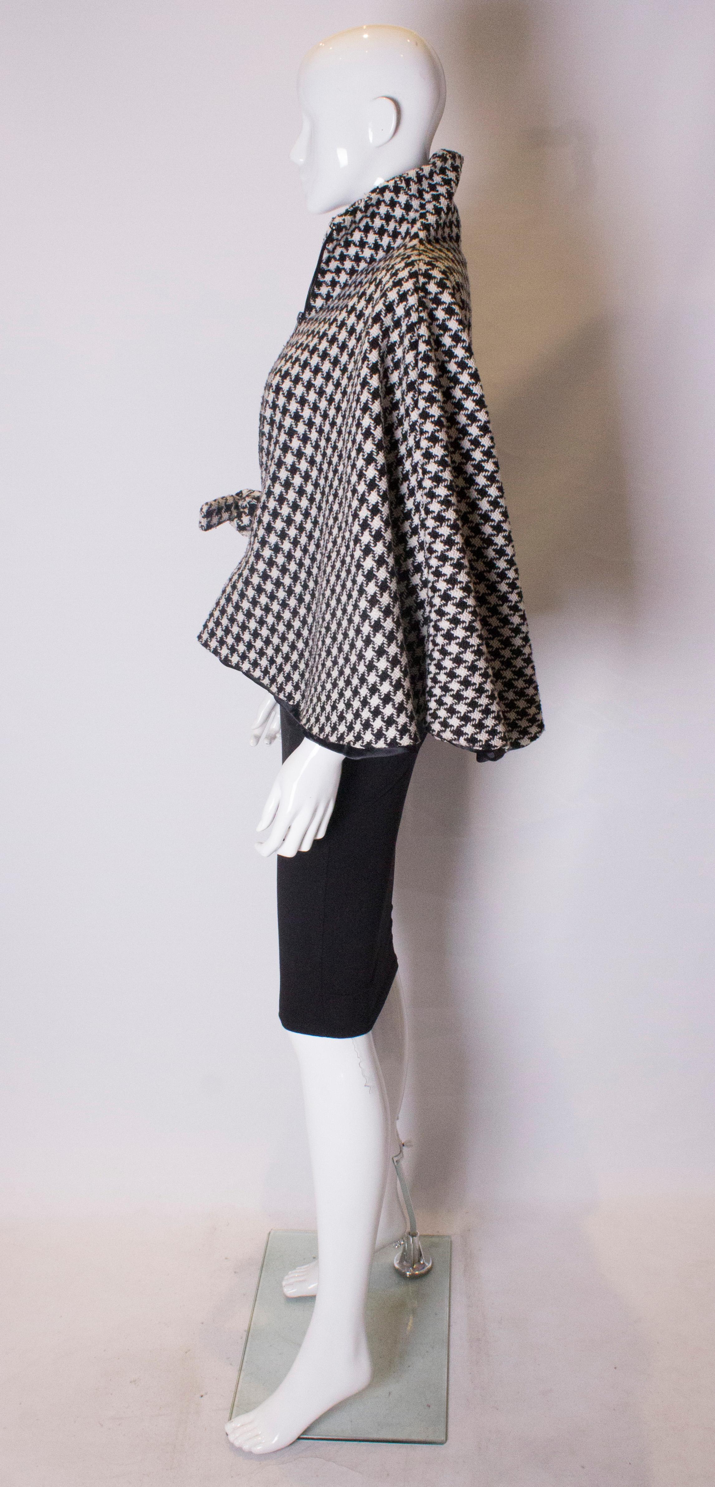 A Vintage 1970s Dents Black and White houndstooth Cape In Good Condition In London, GB