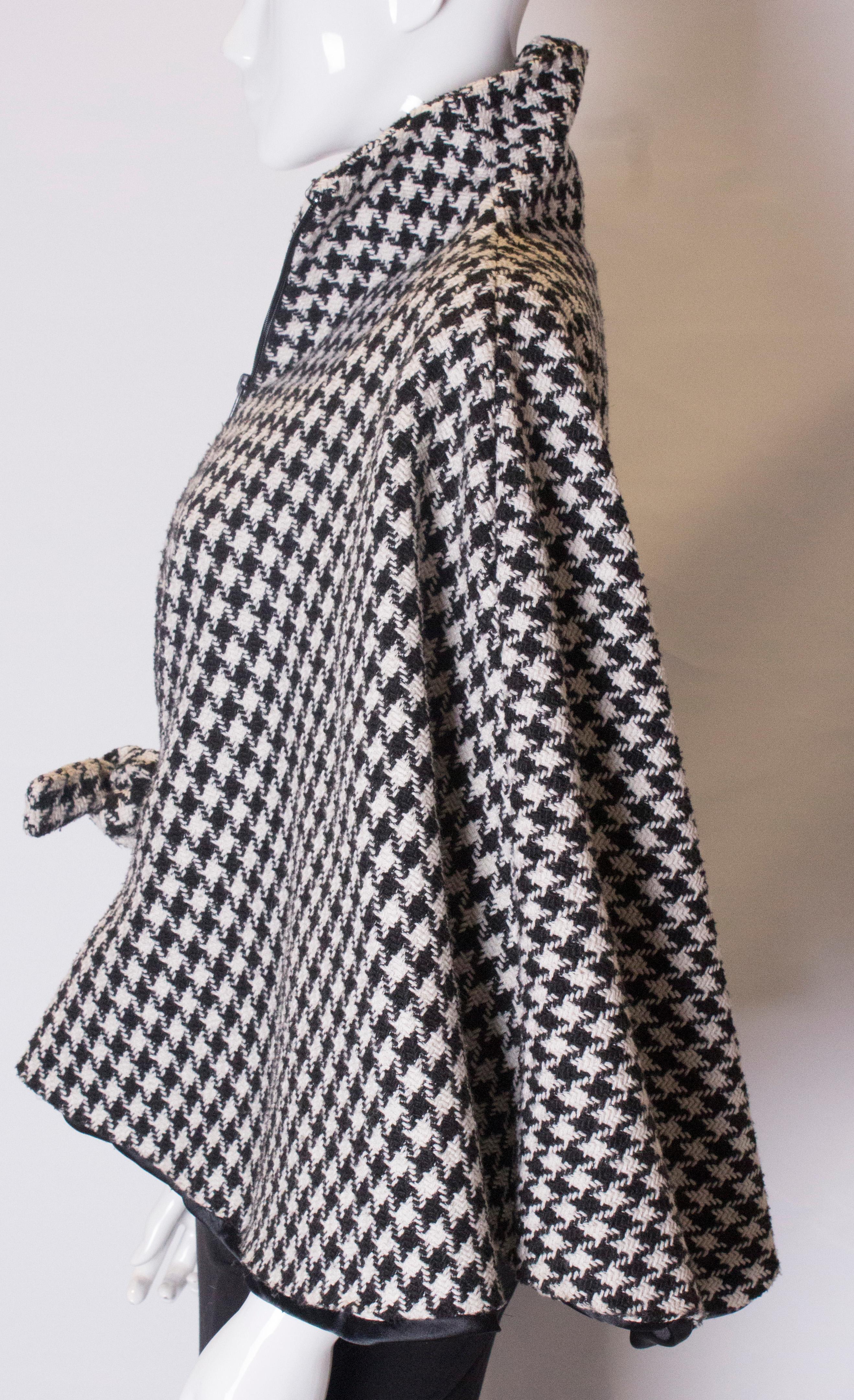 Women's A Vintage 1970s Dents Black and White houndstooth Cape