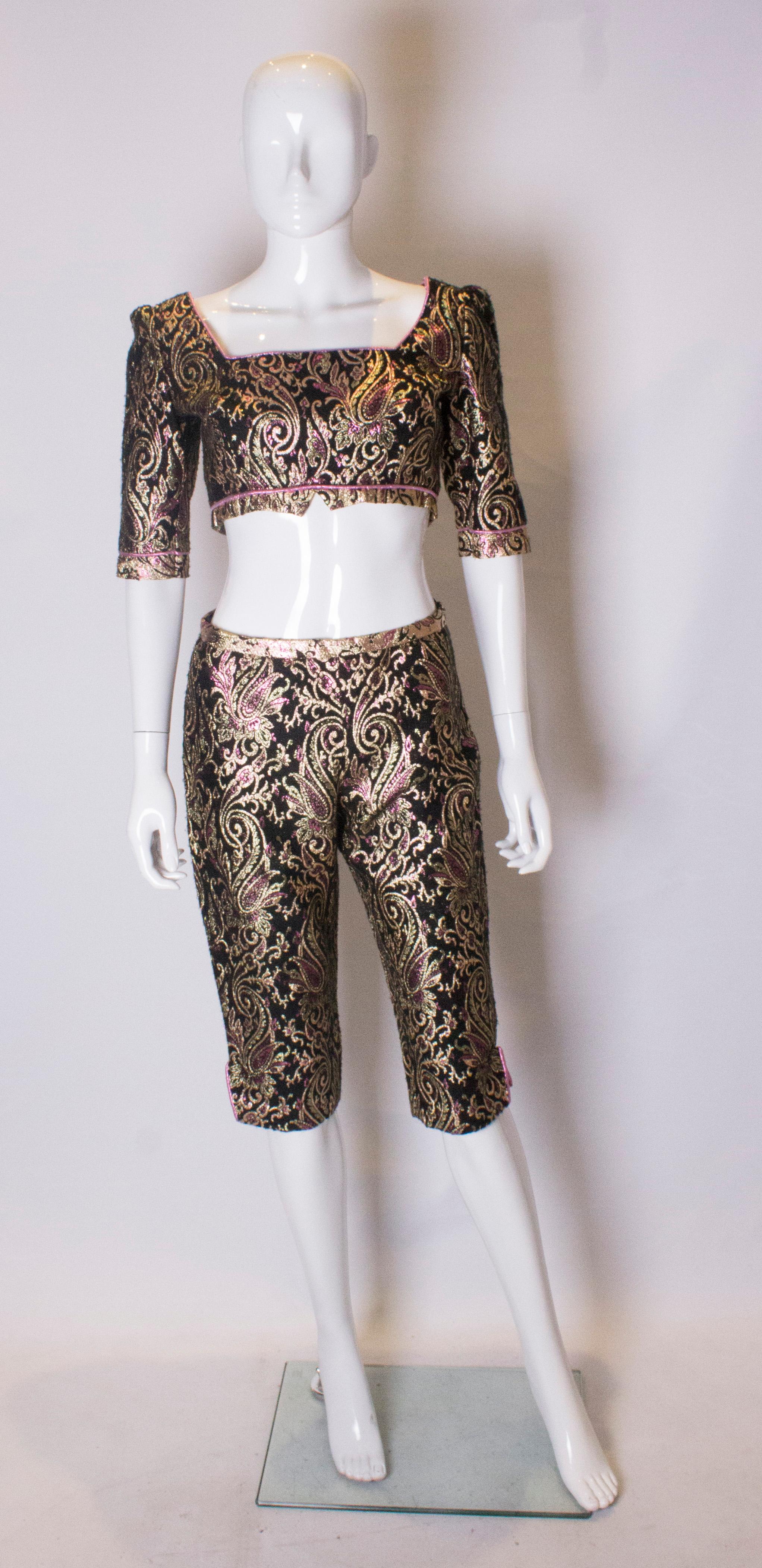 A chic pair of brocade shorts .They have a back zip and are fully lined
Measurements waist 28'',  hips 37'', inside leg 17''
