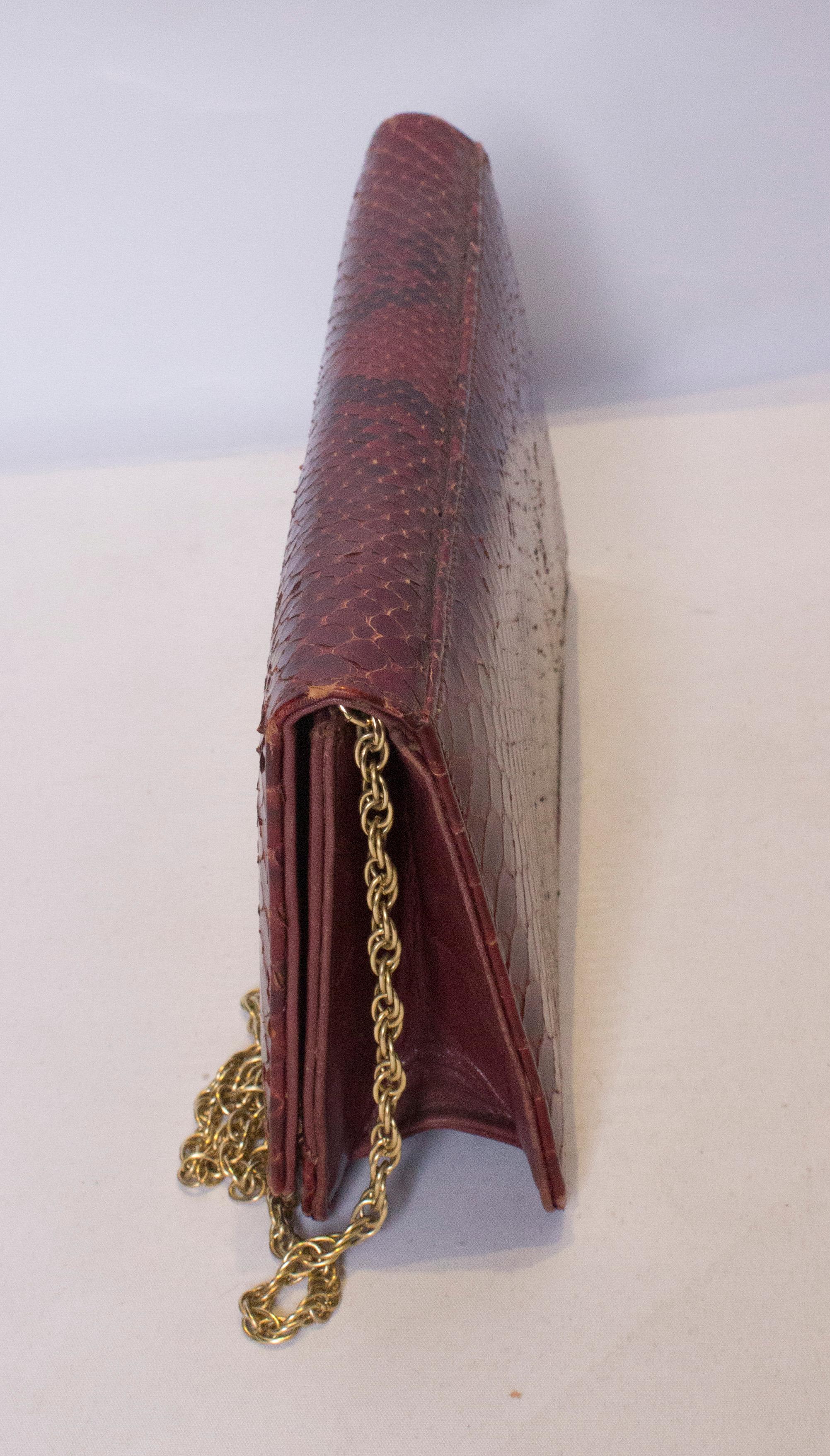 Rote Schlangenhaut-Handtasche mit Kettengriff (Braun) im Angebot