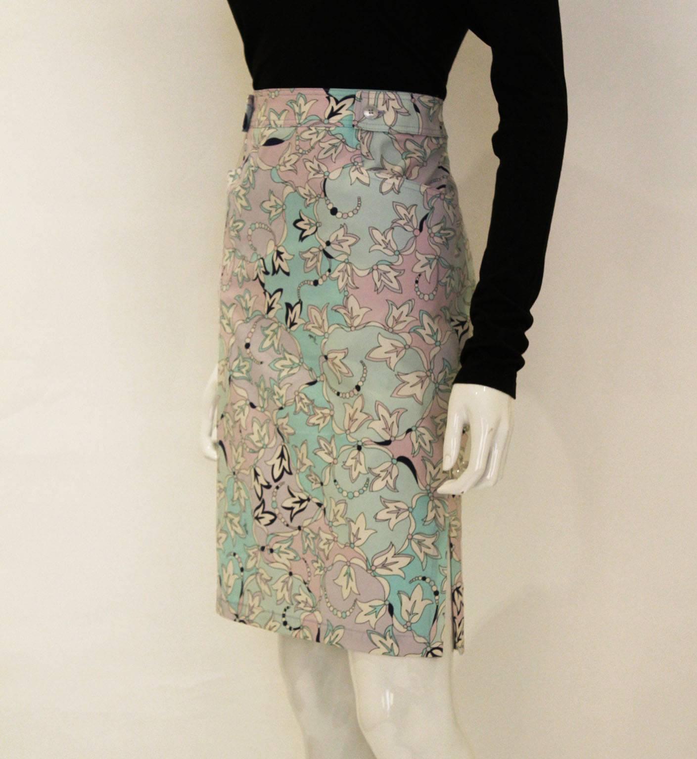 A perfect skirt for summer from the famous Italian house of Pucci. The colours are lilac, light blue, white and black, and the skirt has the Emilio signature printed on the fabric.
There are two jean pockets on the front and two buttons ( both