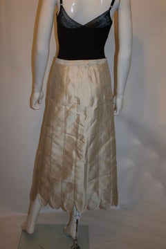 Falda vintage de seda color marfil con bajo festoneado