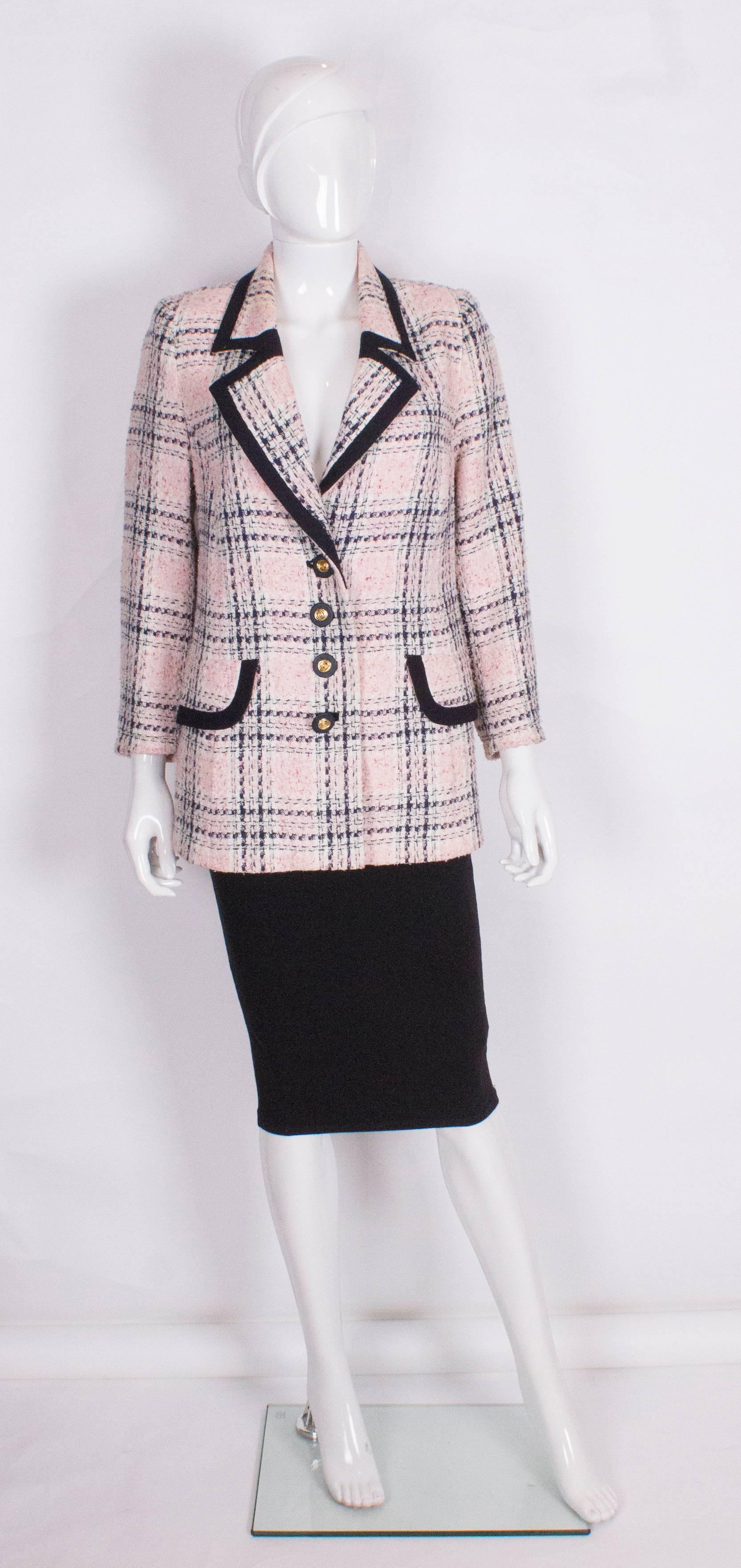 A chic jacket by Hardy Amies. The jacket is a pink and blue tweed like mix, with a v neckline, 4 button central opening and 2 faux pockets. It is fully lined.