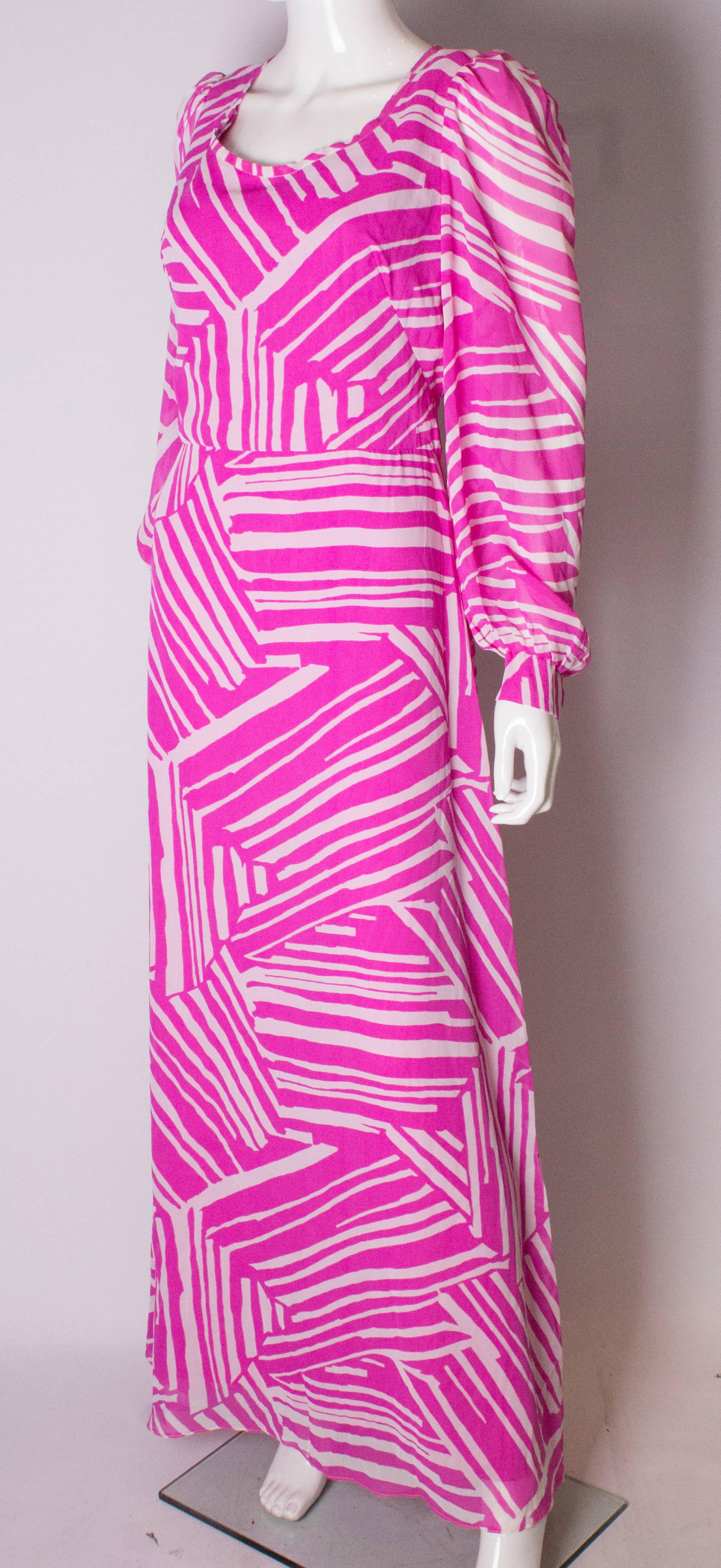 A Vintage 1970s abstract printed Pink and White evening Gown In Good Condition In London, GB