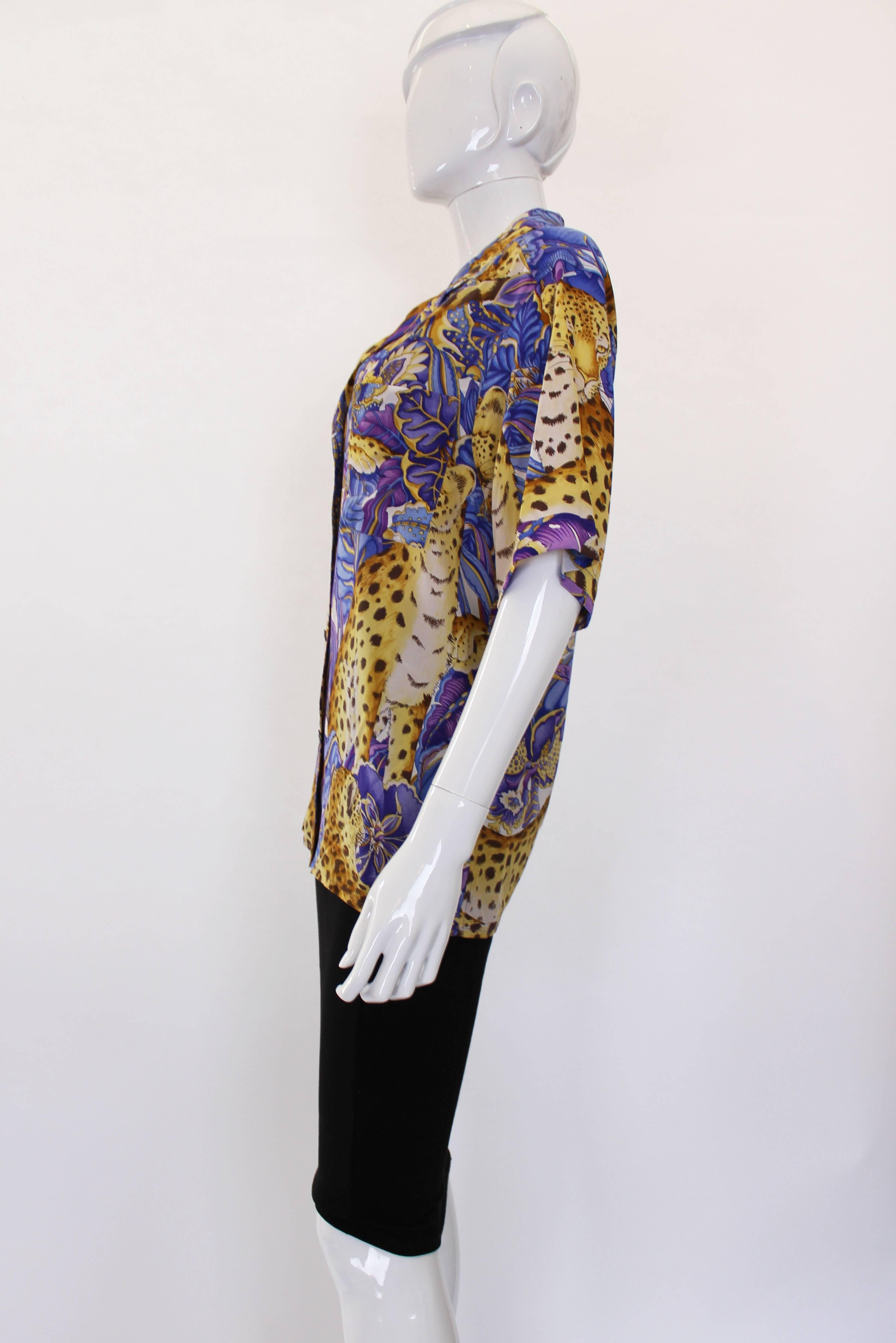 A vintage 1980s Salvatore Ferragamo Short sleeved silk shirt  In Excellent Condition In London, GB