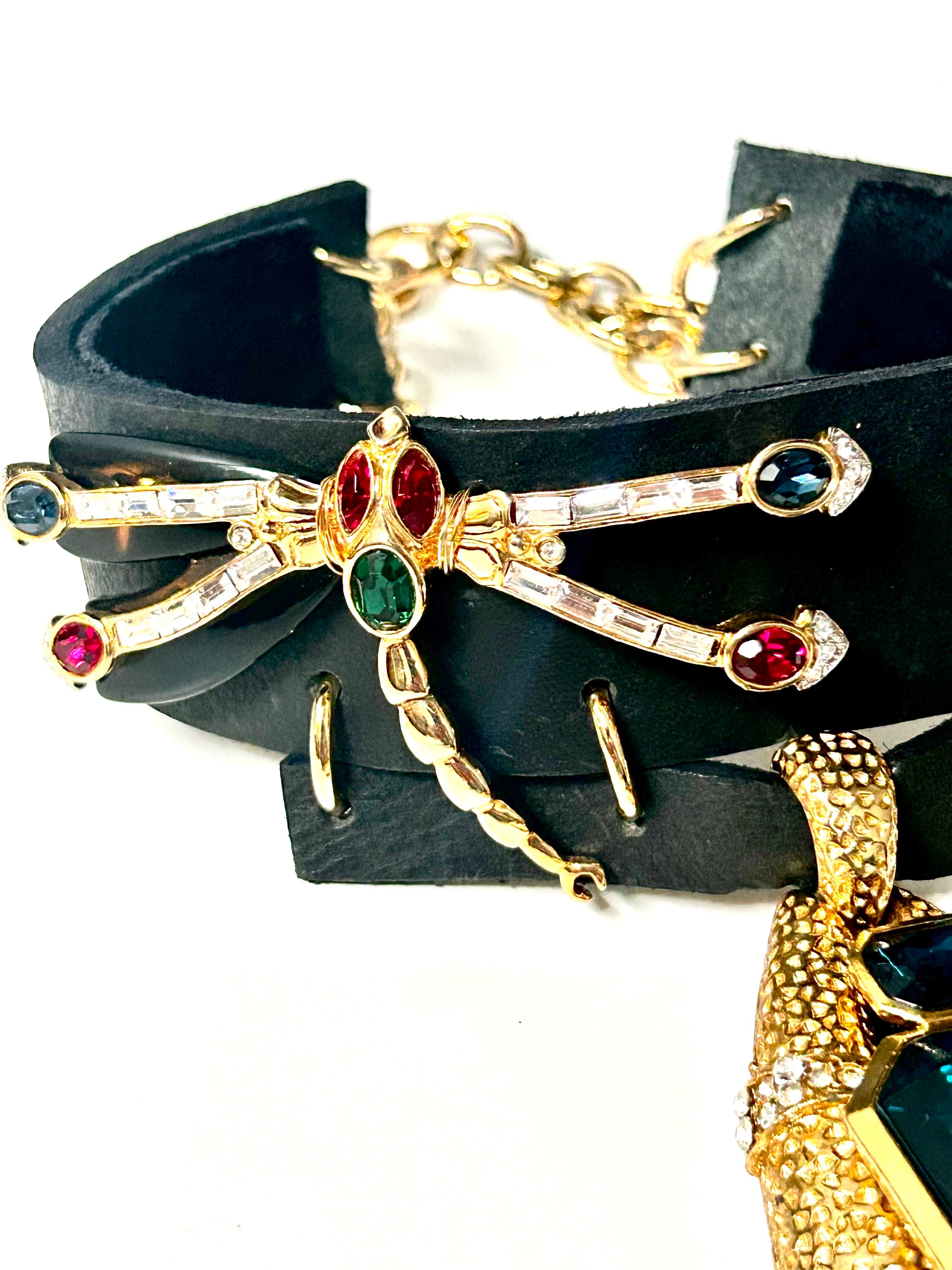 OOAK Collana girocollo in pelle a forma di libellula d'epoca rielaborata con tonalità dorata in vendita 1