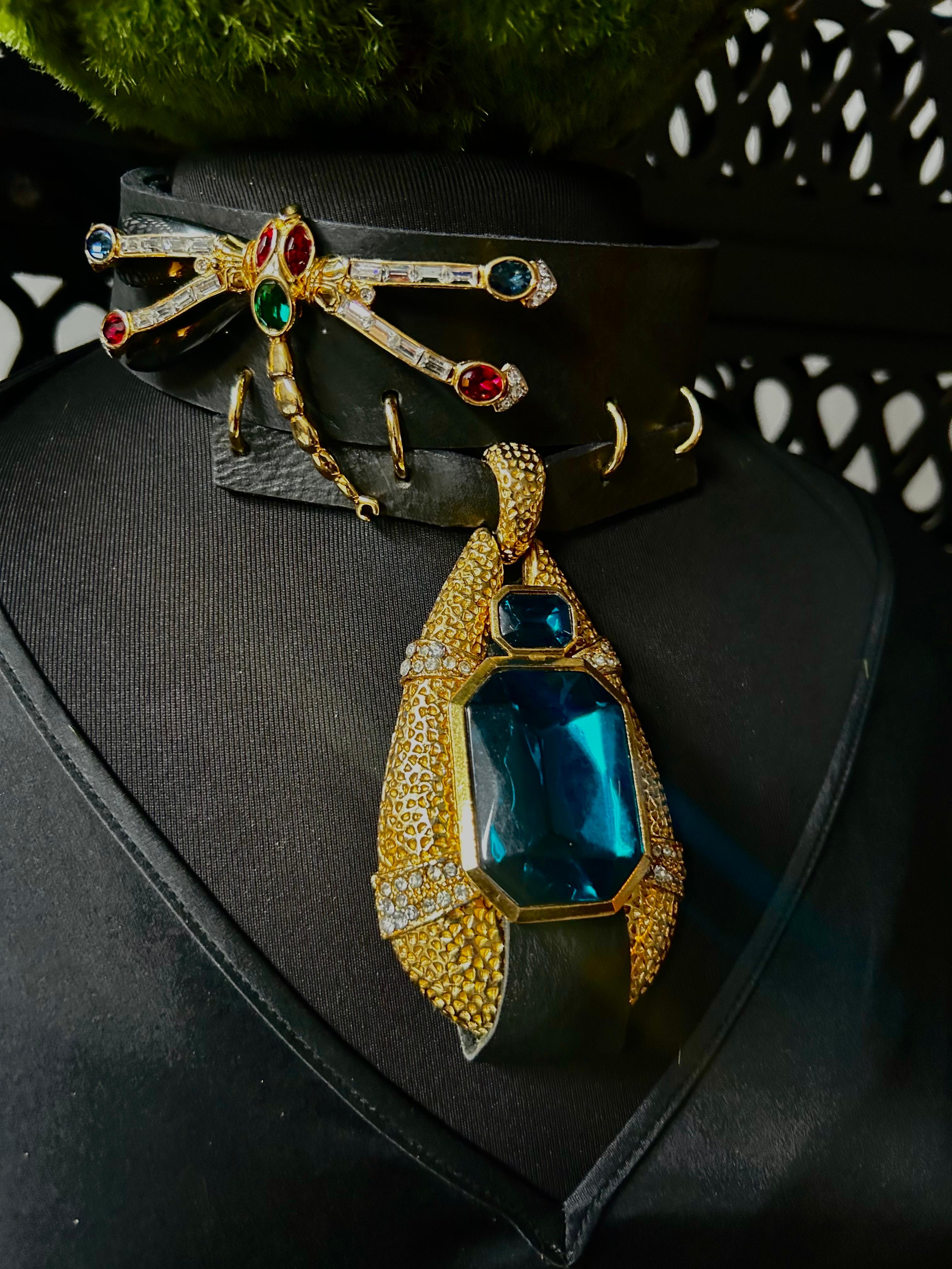 OOAK Collana girocollo in pelle a forma di libellula d'epoca rielaborata con tonalità dorata in vendita 2