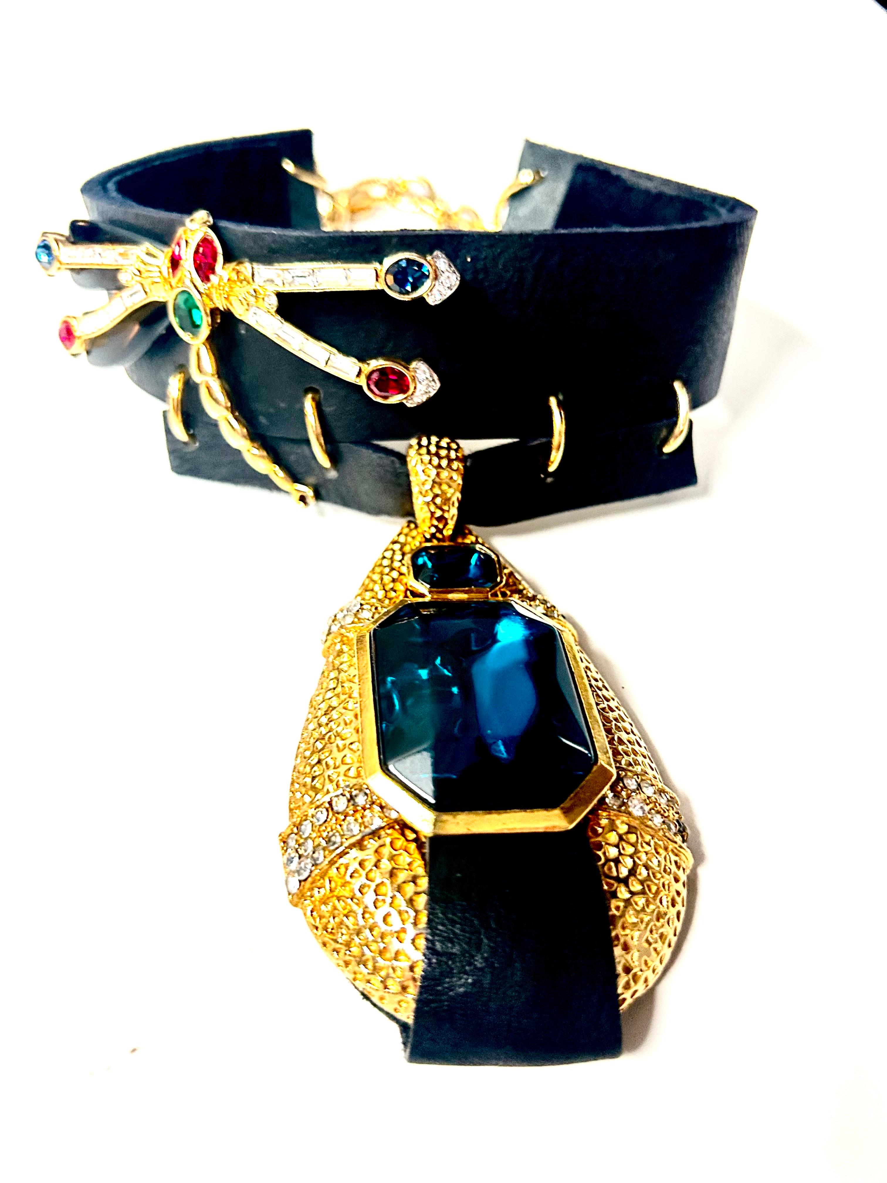 OOAK Collana girocollo in pelle a forma di libellula d'epoca rielaborata con tonalità dorata in vendita 3