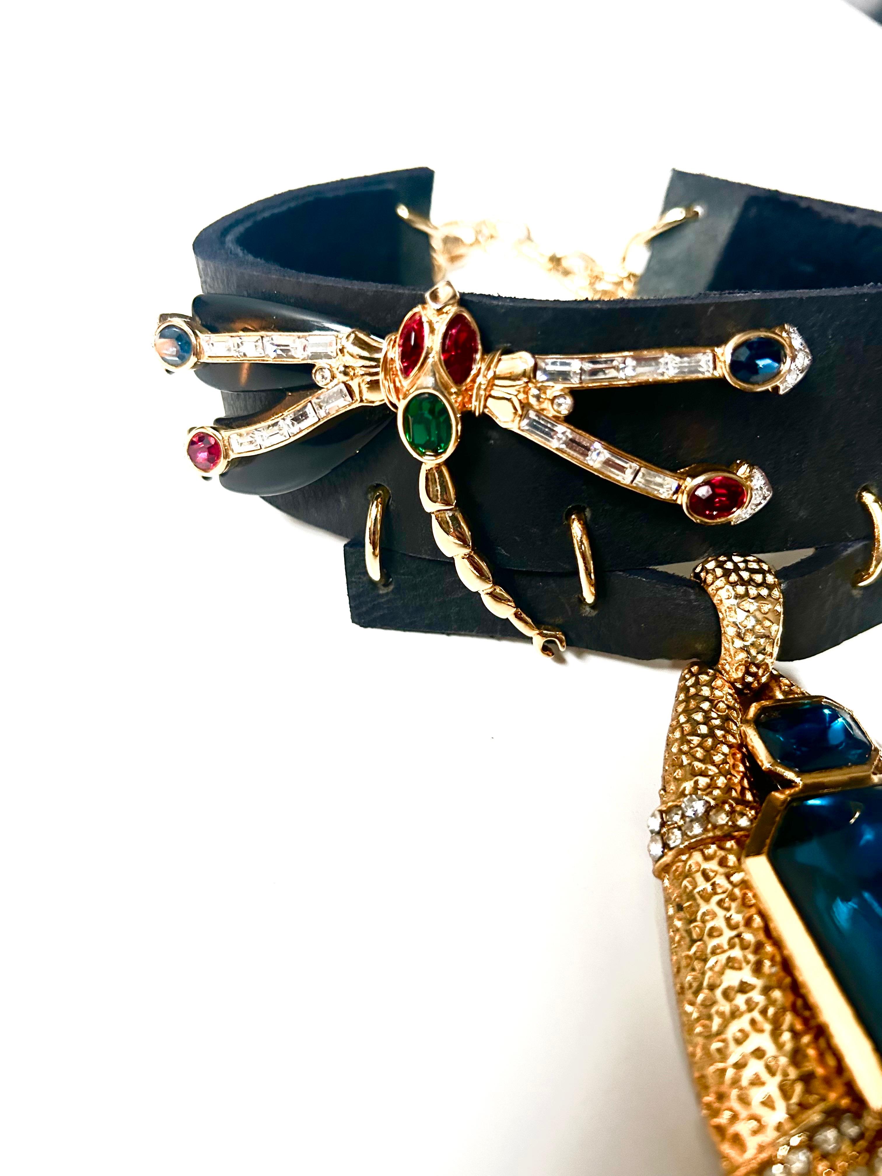 OOAK Collana girocollo in pelle a forma di libellula d'epoca rielaborata con tonalità dorata in vendita 4