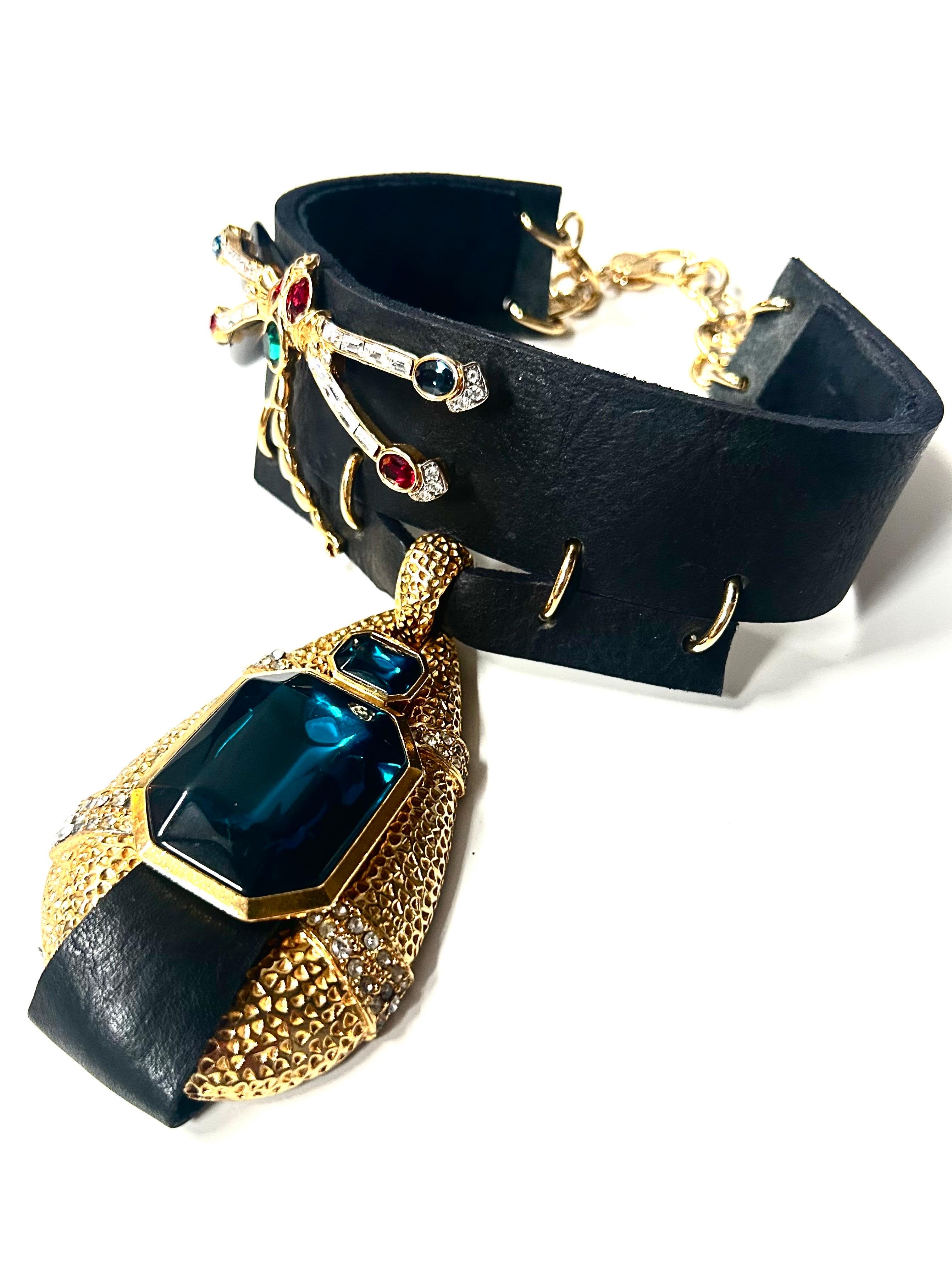 OOAK Collana girocollo in pelle a forma di libellula d'epoca rielaborata con tonalità dorata in vendita 5