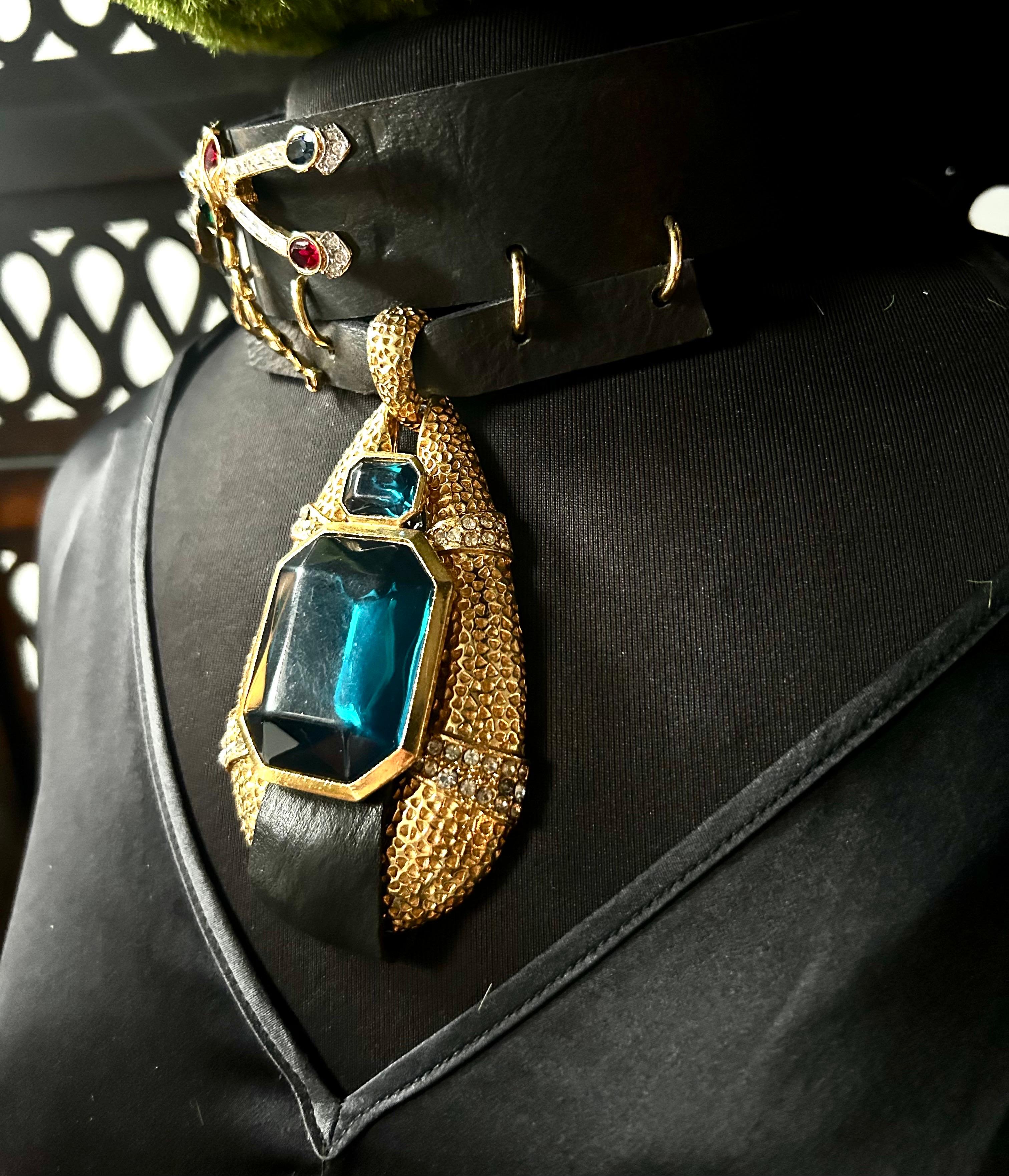 OOAK Collana girocollo in pelle a forma di libellula d'epoca rielaborata con tonalità dorata in vendita 6