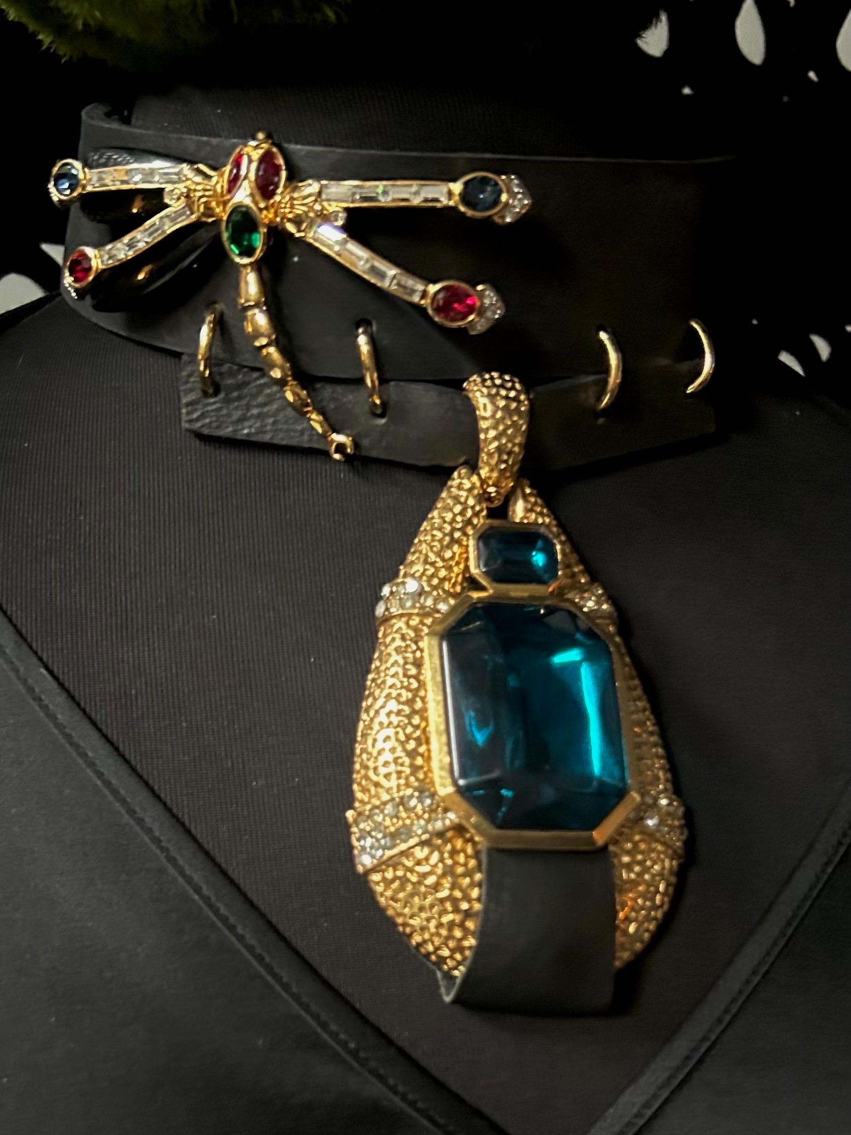 OOAK Collana girocollo in pelle a forma di libellula d'epoca rielaborata con tonalità dorata in vendita 7