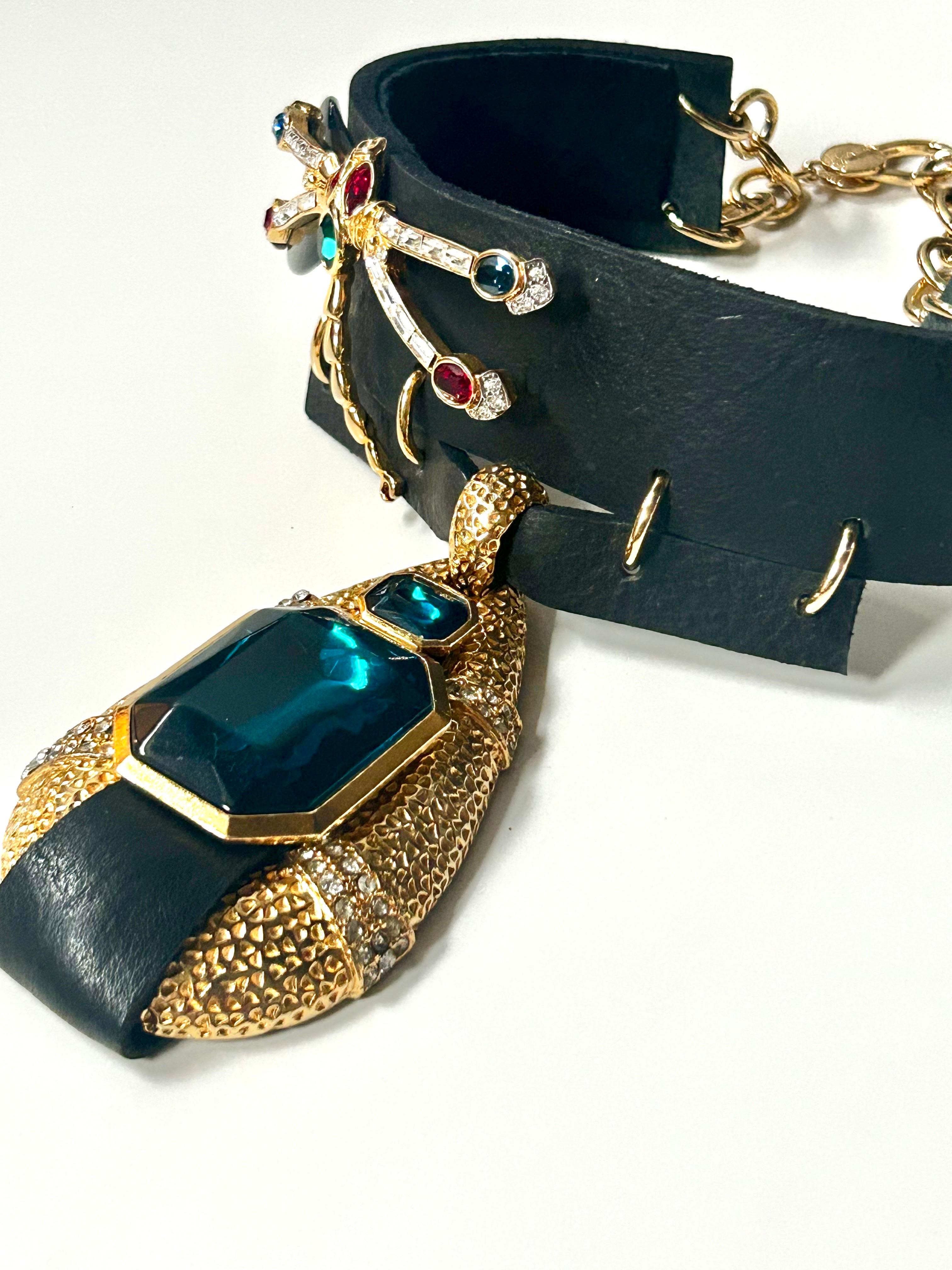 OOAK Collana girocollo in pelle a forma di libellula d'epoca rielaborata con tonalità dorata in vendita 9