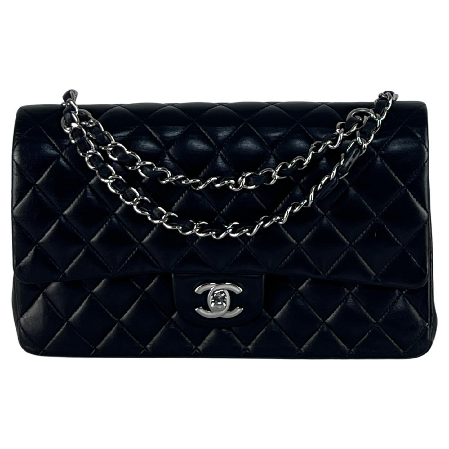 Chanel Classic Medium Double Flap Borsa in pelle di agnello nera A. Silver in vendita